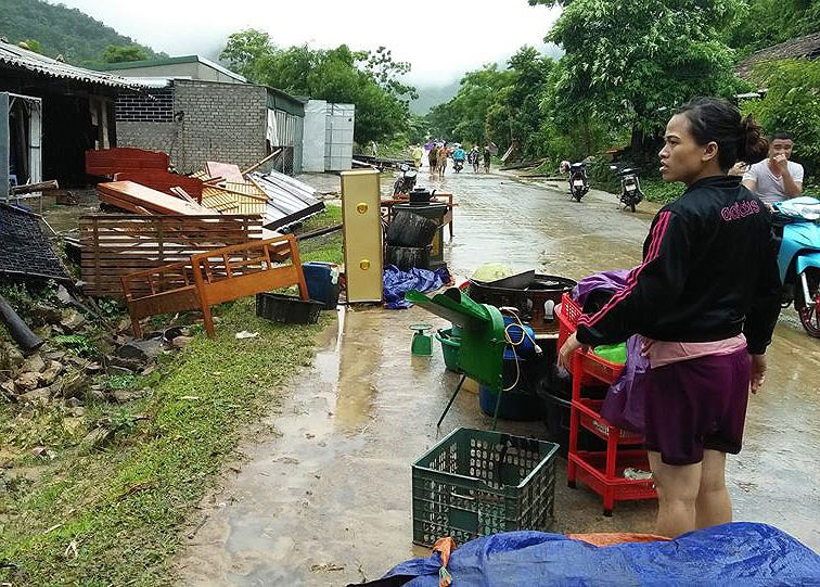 Trước tình hình đó, các ngành chức năng đã huy động người di dời các hộ có nguy cơ bị ảnh hưởng đến nơi trú ẩn an toàn. Ảnh: Trường An