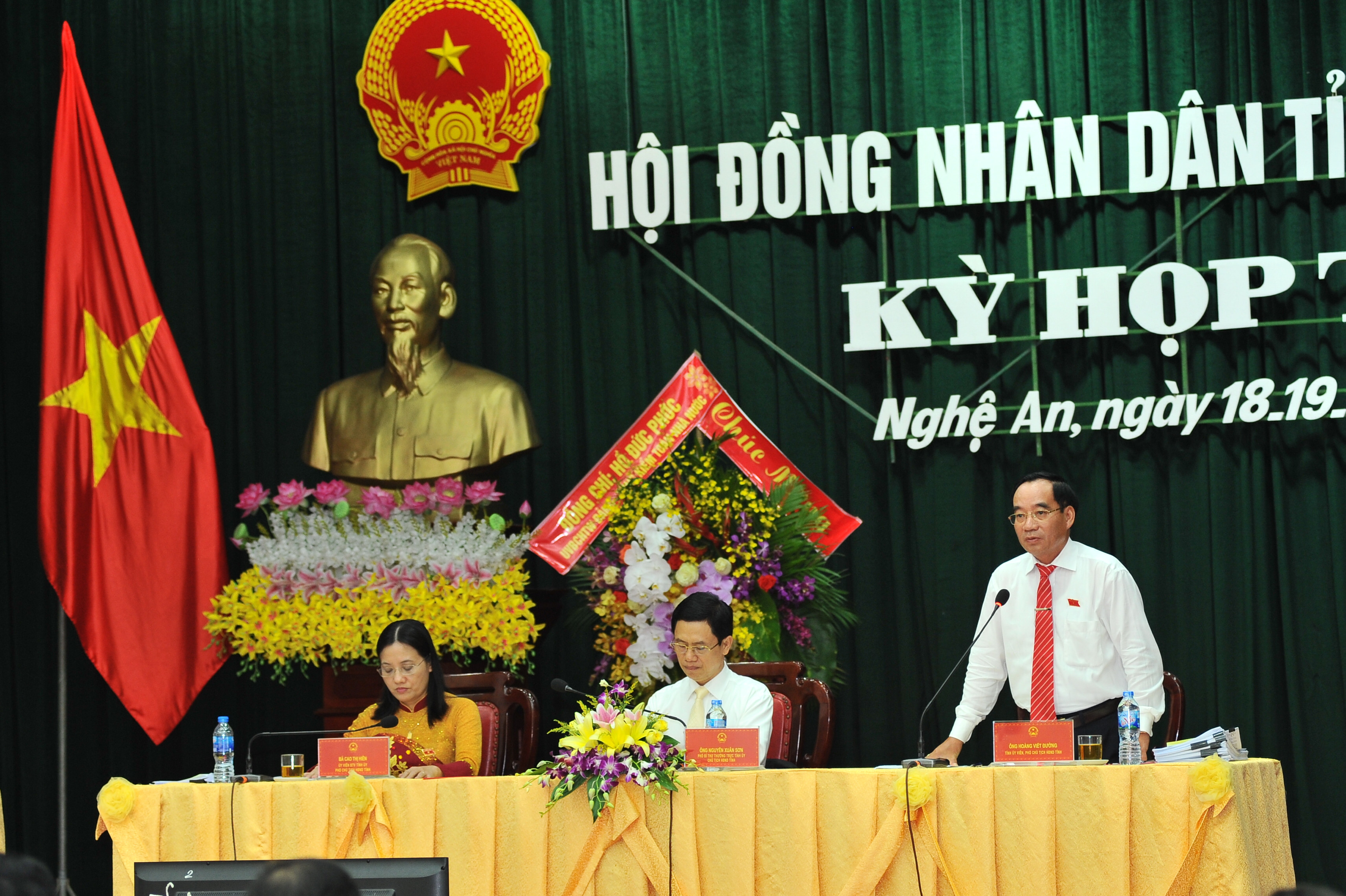 Phó Chủ tịch HĐND tỉnh Hoàng Viết Đường điều hành nội dung chất vấn về KH&CN. Ảnh: Thành Cường