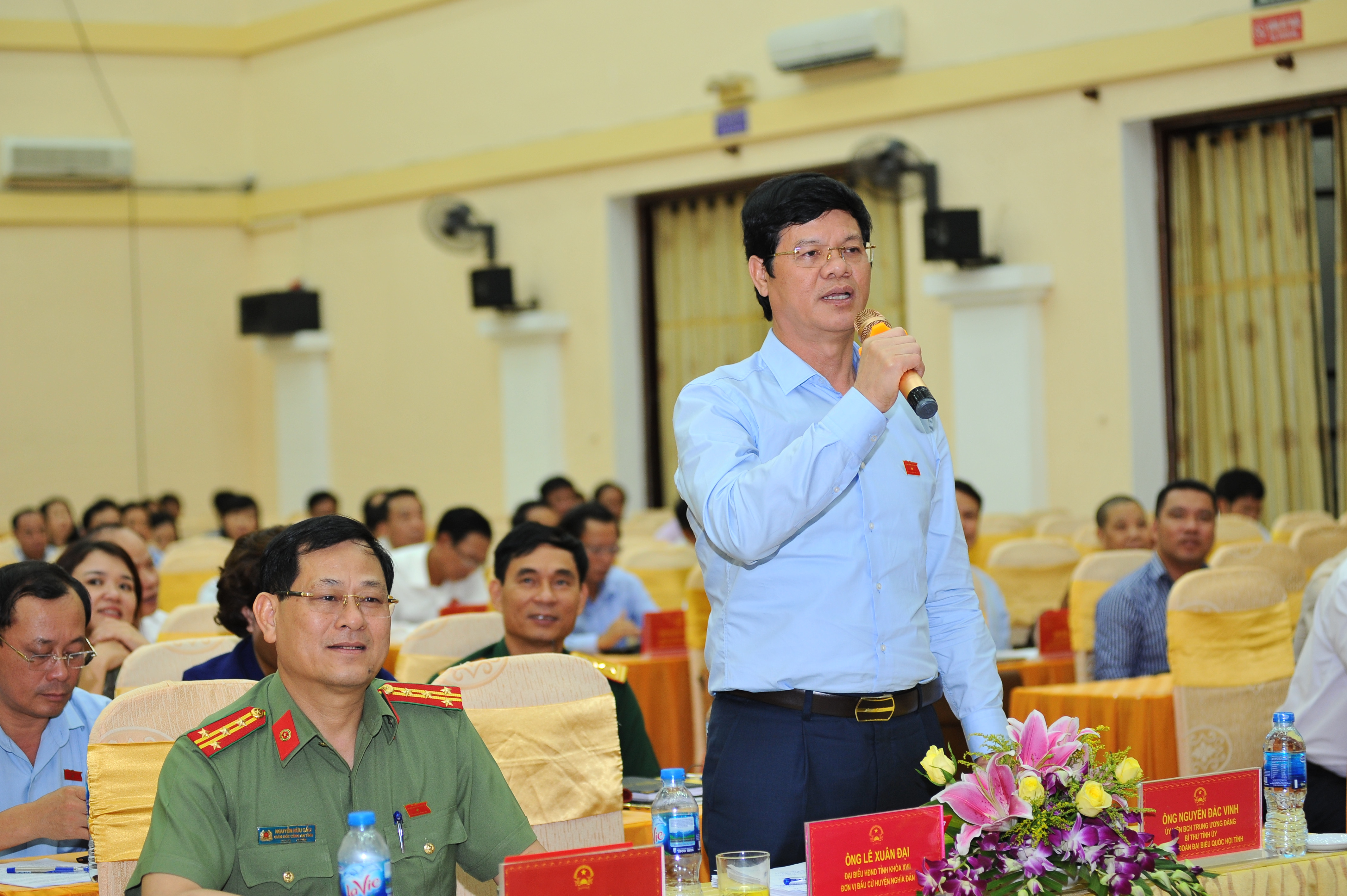 Phó Chủ tịch Thường trực UBND tỉnh Lê Xuân Đại đặt câu hỏi cho Giám đốc Sở KH&CN. Ảnh: Thành Cường