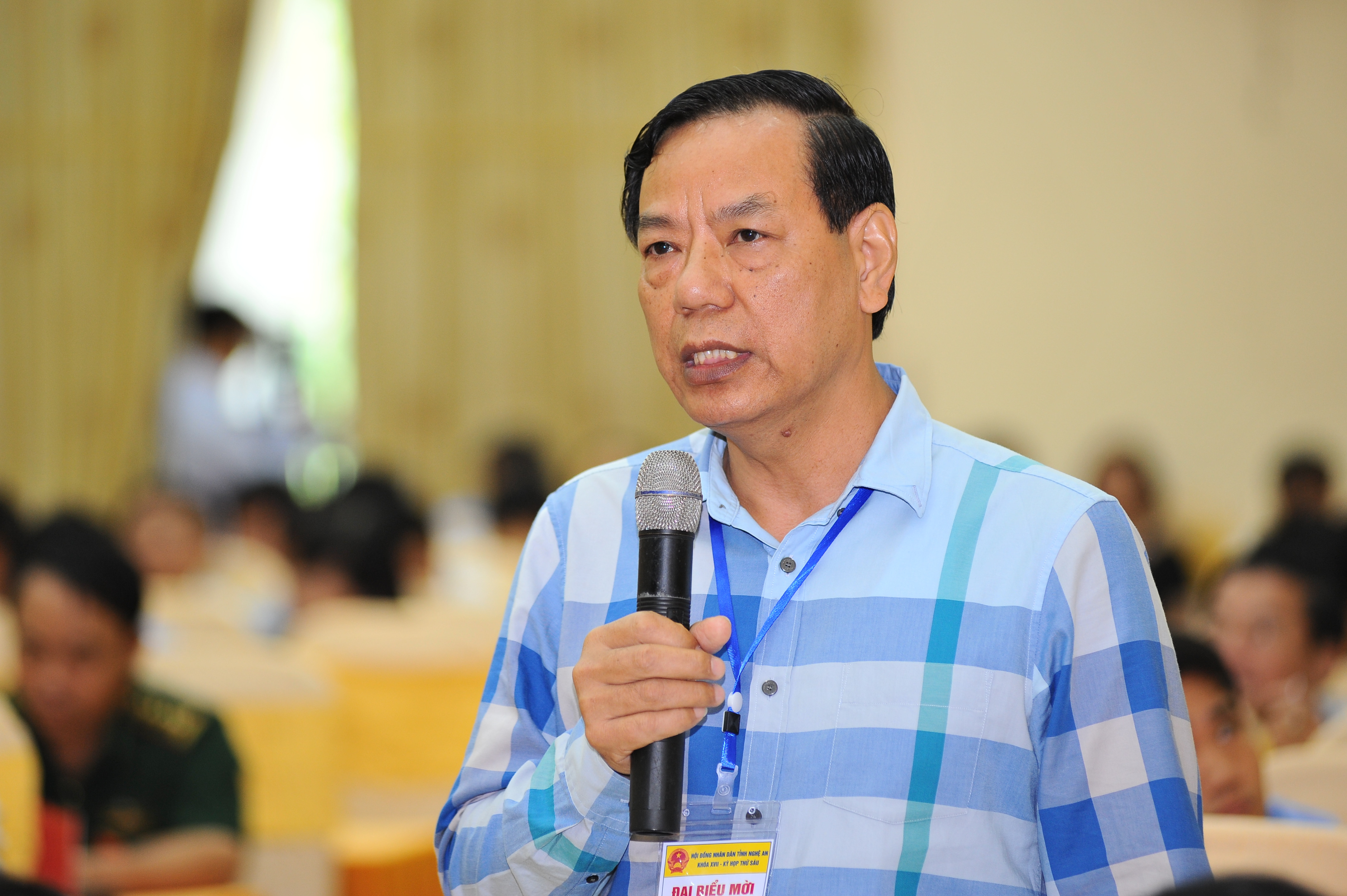 Ông Nguyễn Hồng Kỳ - Giám đốc Sở GTVT trả lời ý kiến của đại biểu về công tác đảm bảo ATGT. Ảnh: Thành Cường