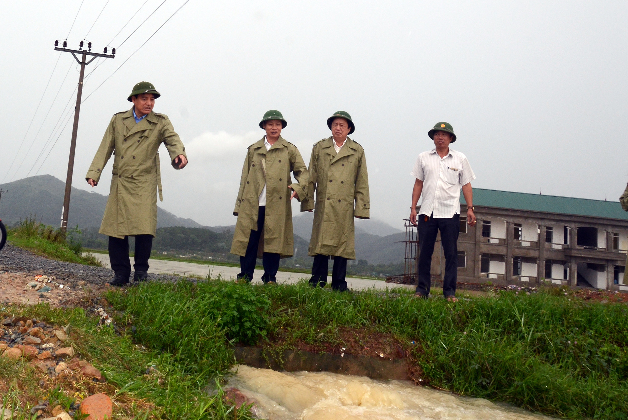 Bí thư Tỉnh ủy Nguyễn Đắc Vinh yêu cầu ngành nông nghiệp, các đơn vị khẩn trương thoát úng cứu lúa. Ảnh Thành Chung