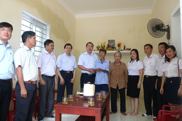 Ông Đỗ Đức Hùng, Phó Chủ tịch Công đoàn EVN trao tặng quà cho gia đình bà Ngọc
