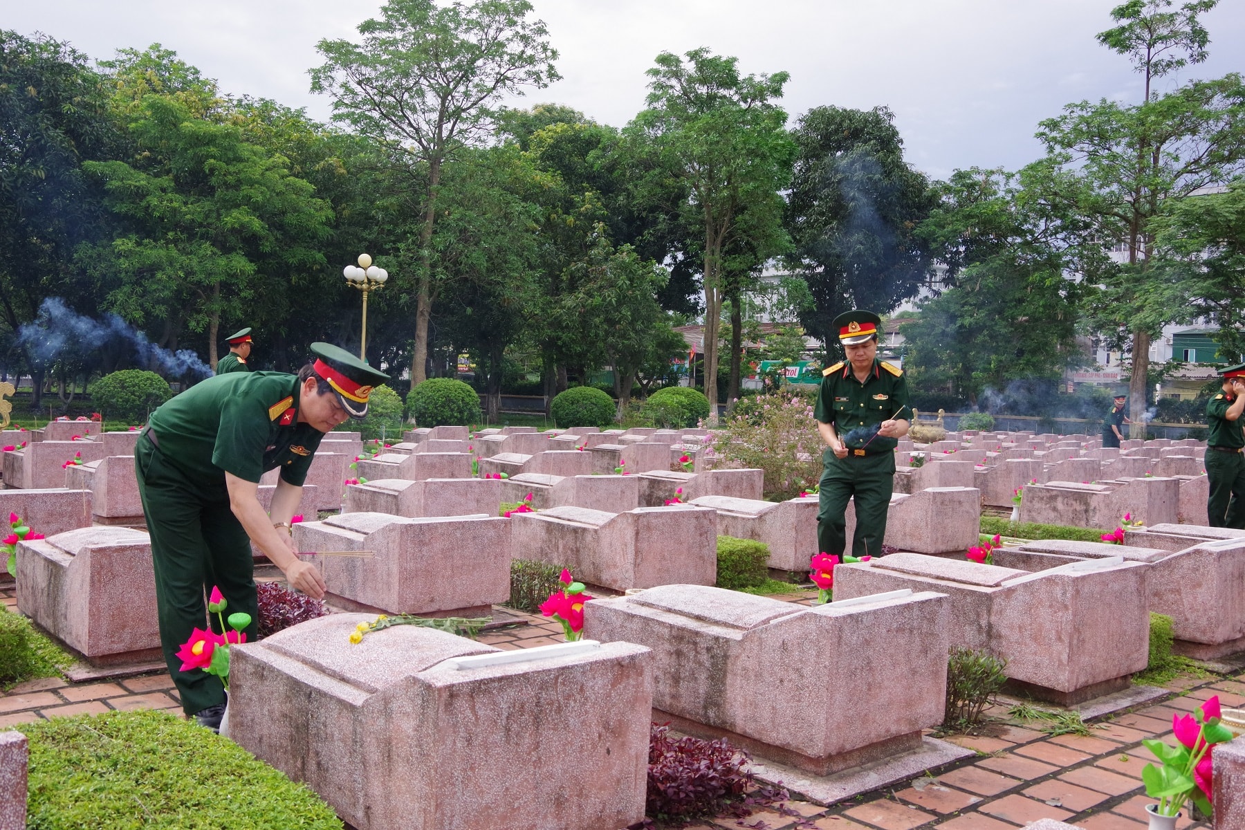 Cán bộ, chiến sỹ Bộ CHQS tỉnh thắp hương lên phần mộ các anh hùng, liệt sỹ tại Nghĩa trang liệt sỹ Thành phố Vinh. Ảnh: 