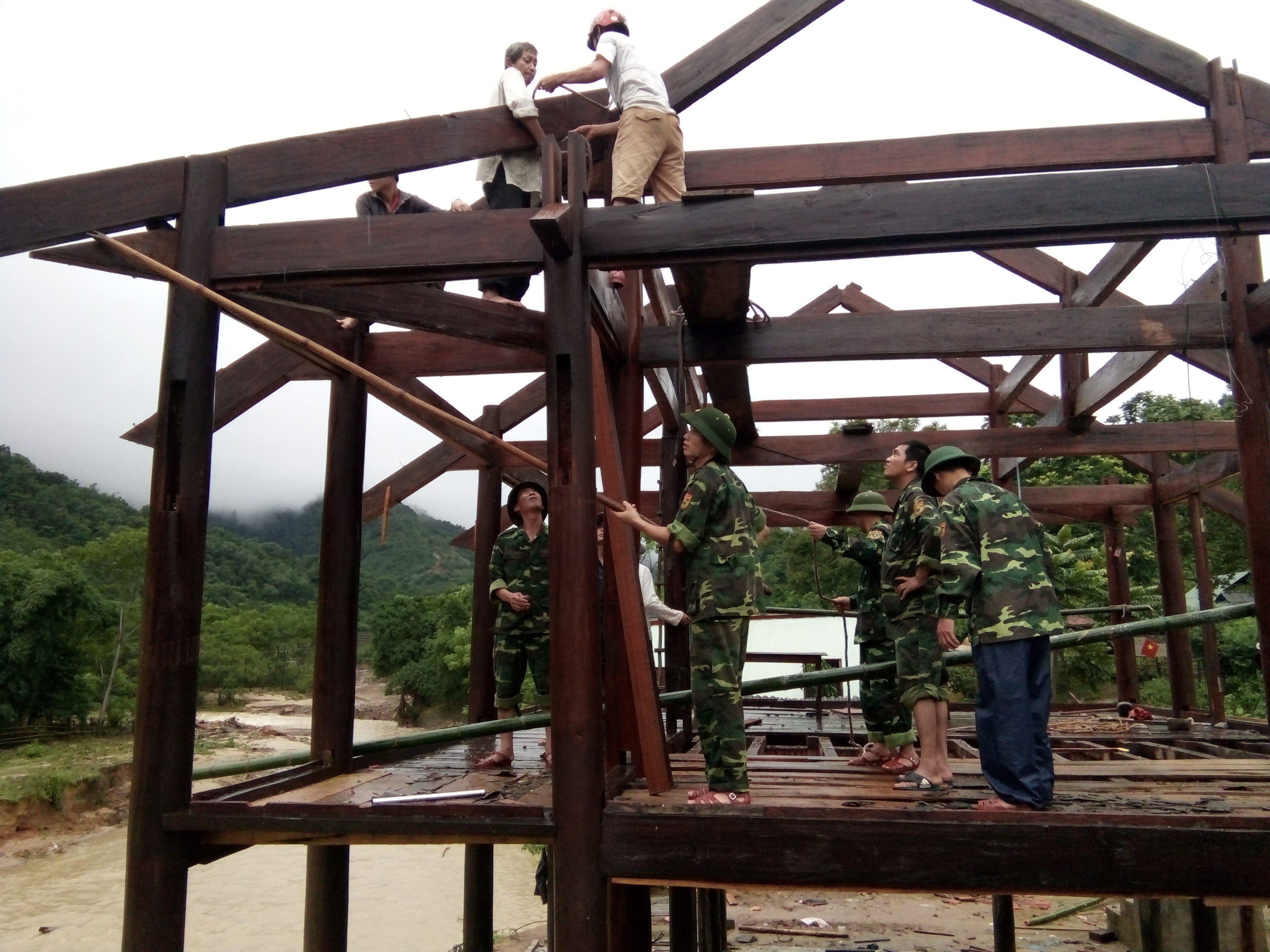Cán bộ chiến sỹ đồn BP Thông Thu giúp gia đình ông Lô Văn Nam di dời nhà khỏi nơi ngập