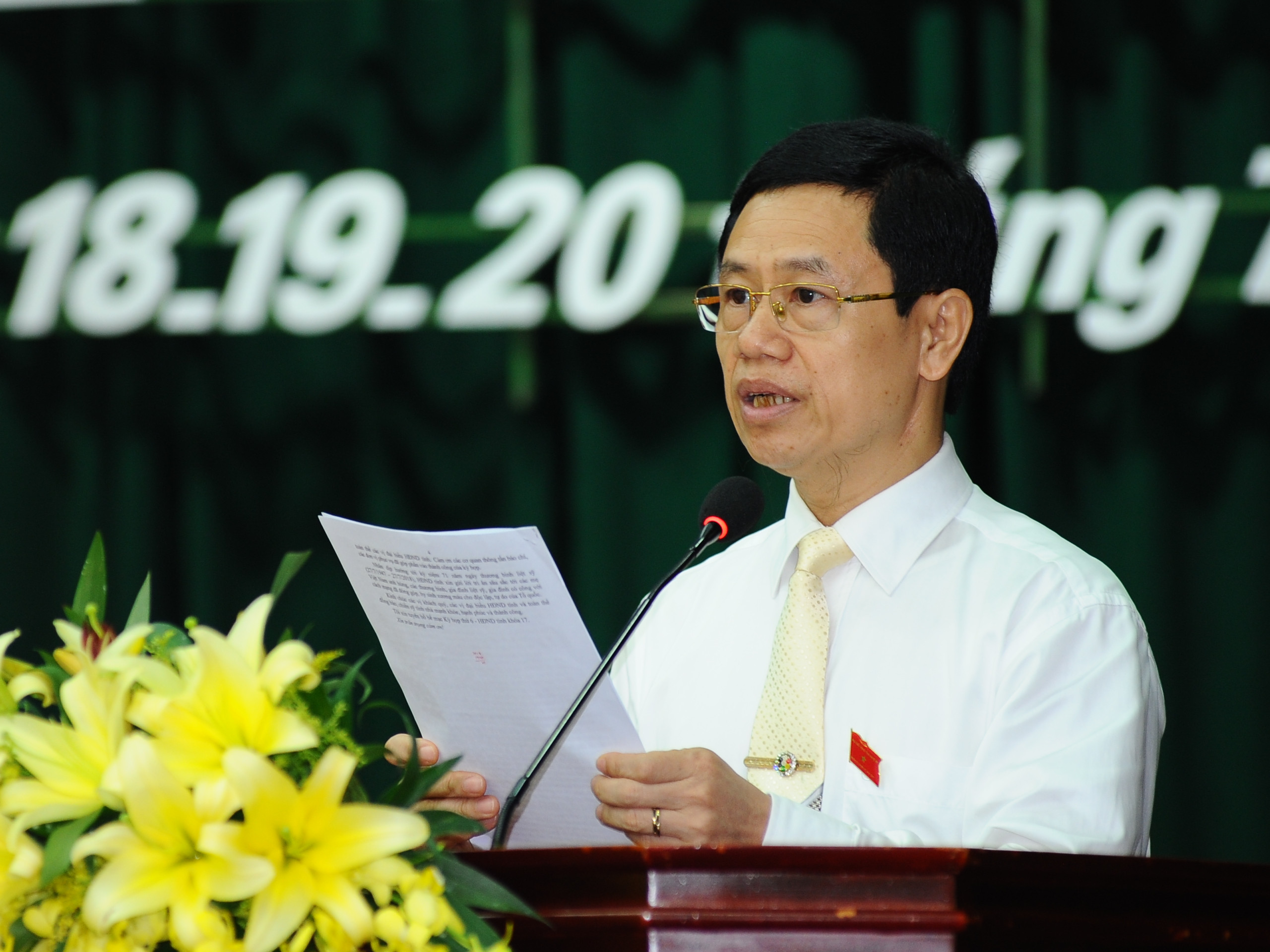 Chủ tịch HĐND tỉnh Nguyễn Xuân Sơn đọc lời bế mạc kỳ họp. Ảnh: Thành Cường