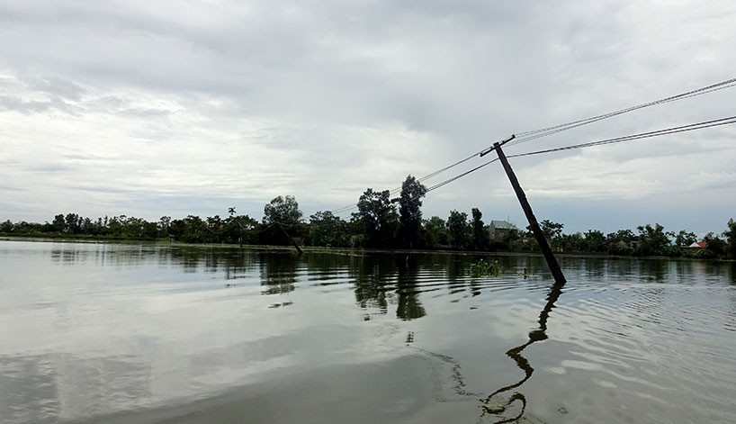 Đến 12 h ngày 20/7, 250 ha lúa hè thu của xã Xuân Thành đang bị ngập chìm trong biển nước, nơi ngập sâu đến 2 m, hệ thống cột điện bị đổ nghiêng