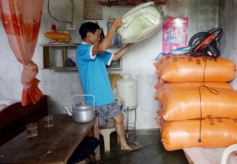  Ngôi nhà của anh Tô Quang Văn - xóm Minh Xuân bị nước tràn vào 3 ngày nay, con nhỏ được đưa đến gửi nhà người thân. Ảnh: Thái Dương