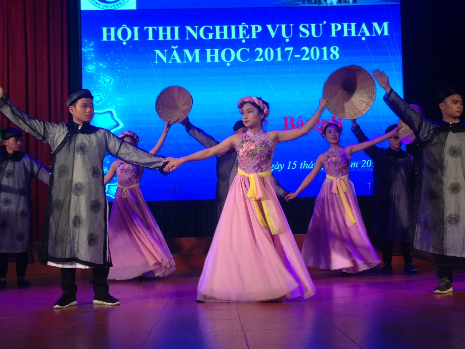 Sinh viên ngành sư phạm - Viện Sư phạm tự nhiên tham gia Hội thi Nghiệp vụ sư phạm. Ảnh: P.V