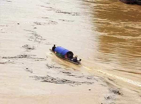 Chiếc thuyền tìm kiếm thi thể trên sông Lam. Ảnh: Khánh An