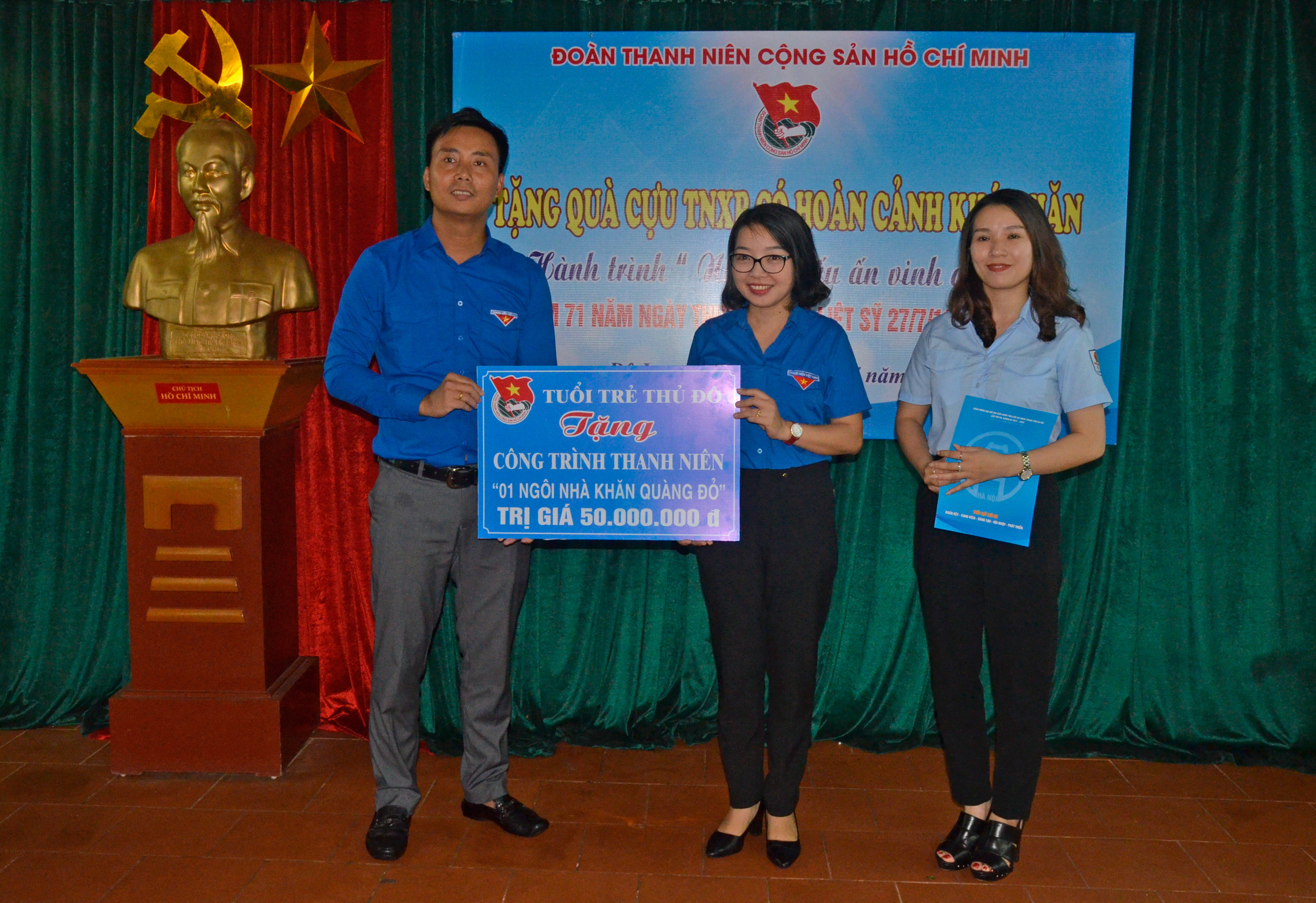 Thành đoàn Hà Nội trao tặng ngôi nhà khăn quàng đỏ trị giá 50 triệu đồng 