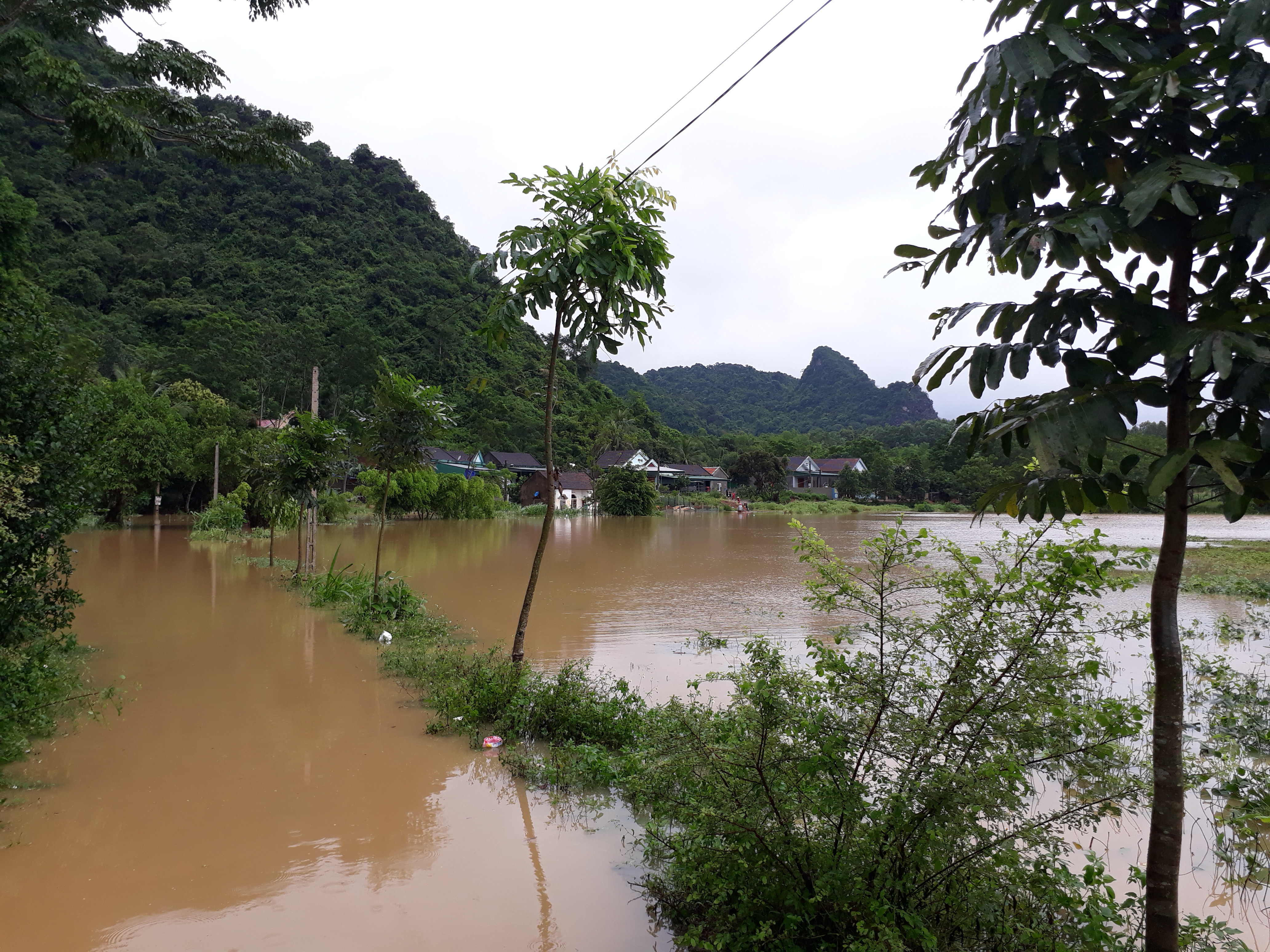 Do không có đường thoát nước nên hành năm vào mùa mưa lũ, người dân phải chịu cảnh ngập lụt ảnh minh hạnh