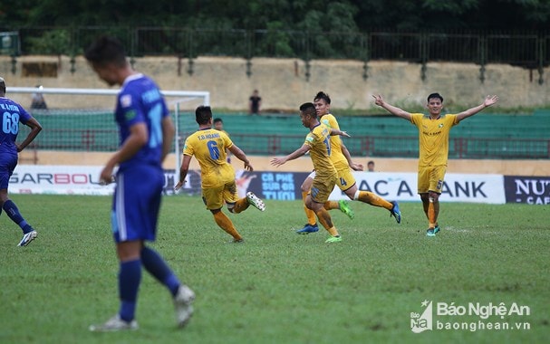 SLNA (vàng) vừa có chiến thắng 2 – 1 trước Quảng Nam FC. Ảnh tư liệu.