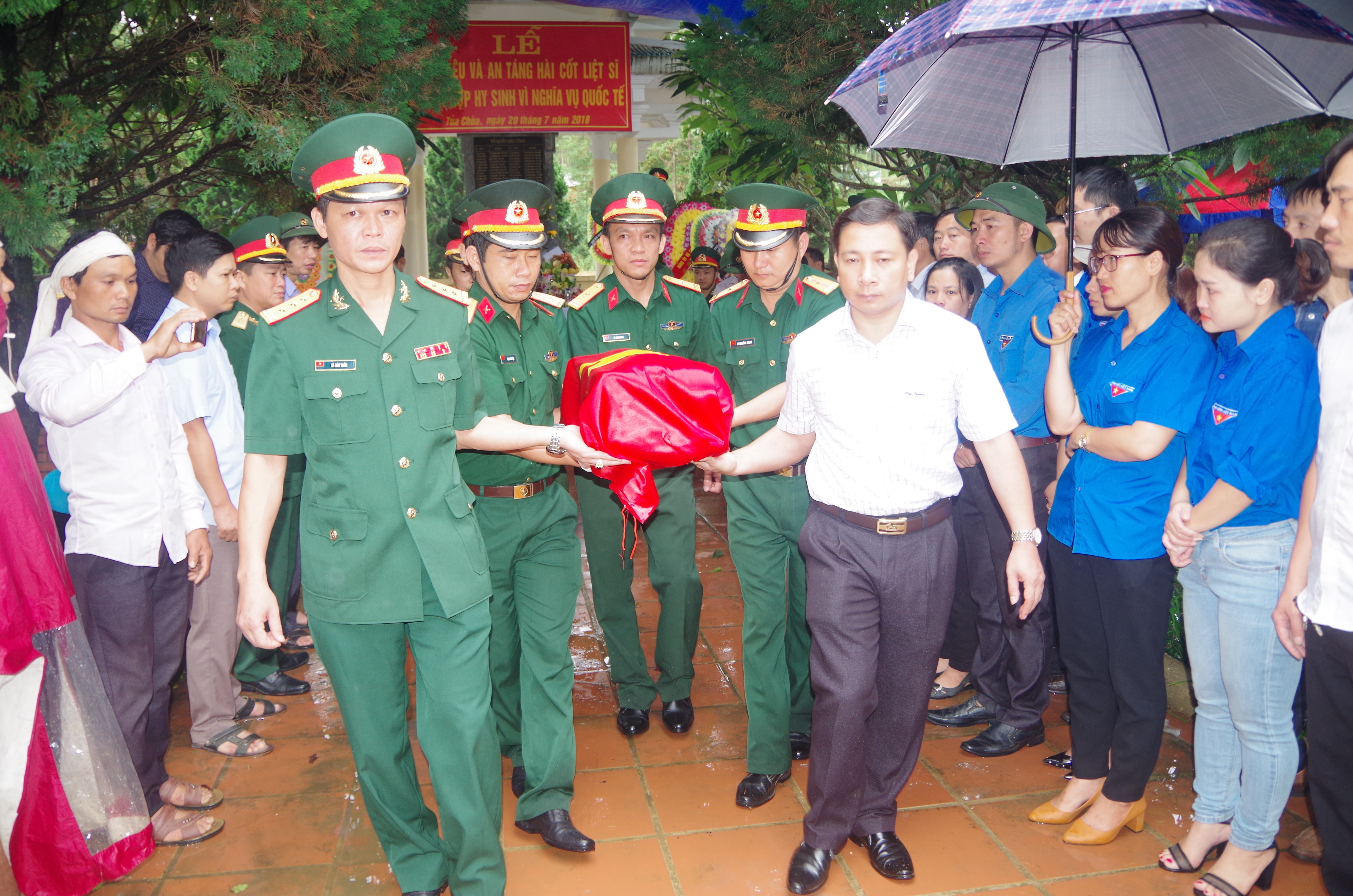 Đồng đội, cấp ủy chính quyền, người thân và bà con nhân dân huyện Tủa Chùa tỉnh Điện Biên đưa hài cốt Liệt sỹ Lò Văn Hợp về với đất mẹ.