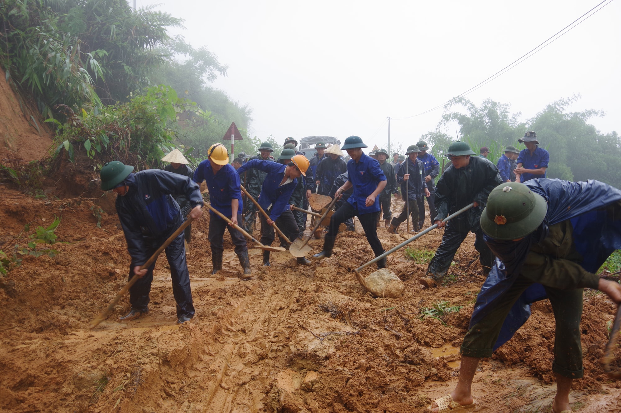 Các lực lượng khẩn trương san ủi đất dá giải tỏa giao thông