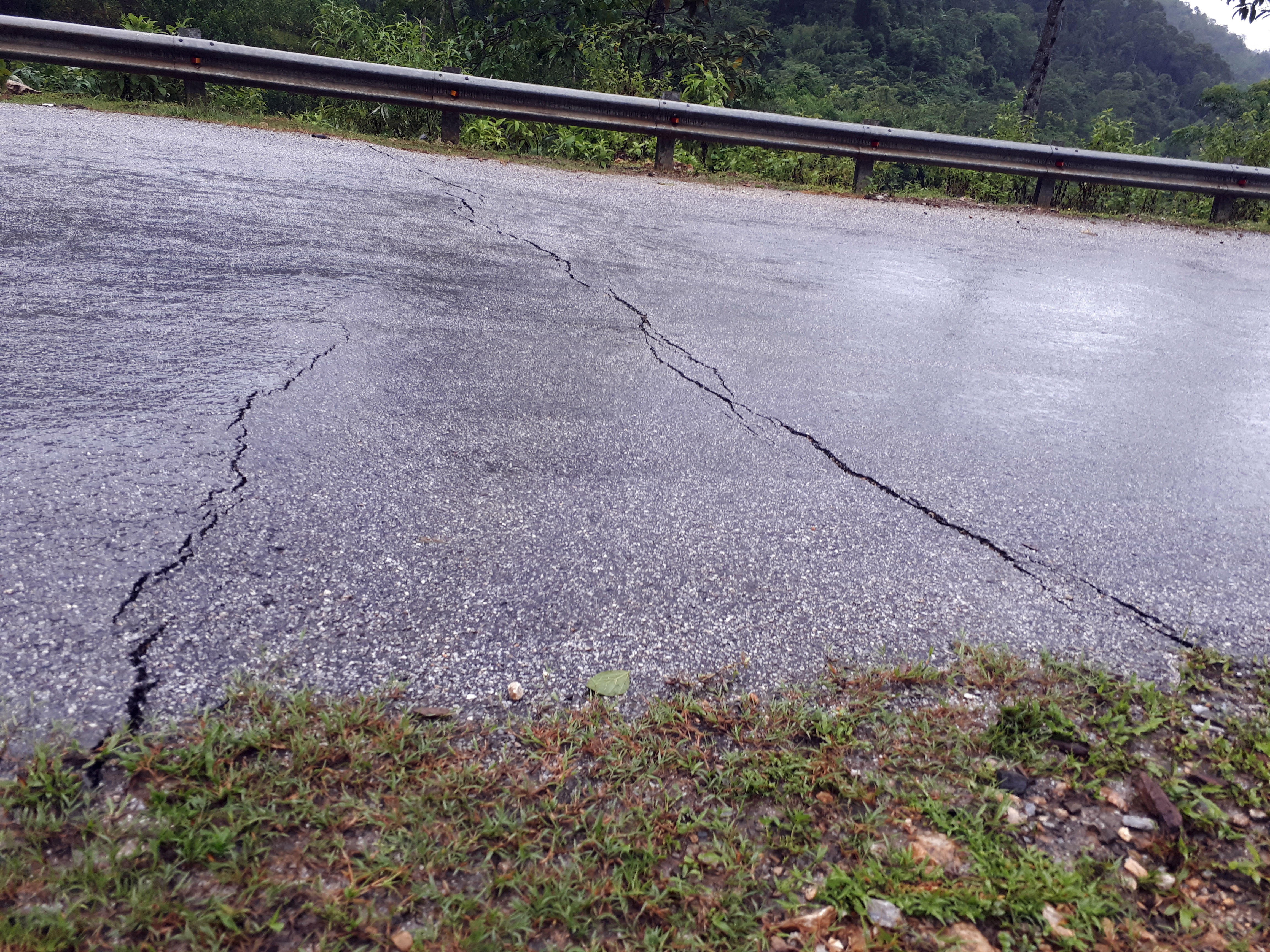 Trên QL 16, tại điểm  thuộc km 264 + 600 đoạn Dốc Chuối (thuộc xã Châu Kim, huyện Quế Phong) xuất hiện nhiều vết nứt ngang đường dài chừng 60m hết  nghiêm trọng. 