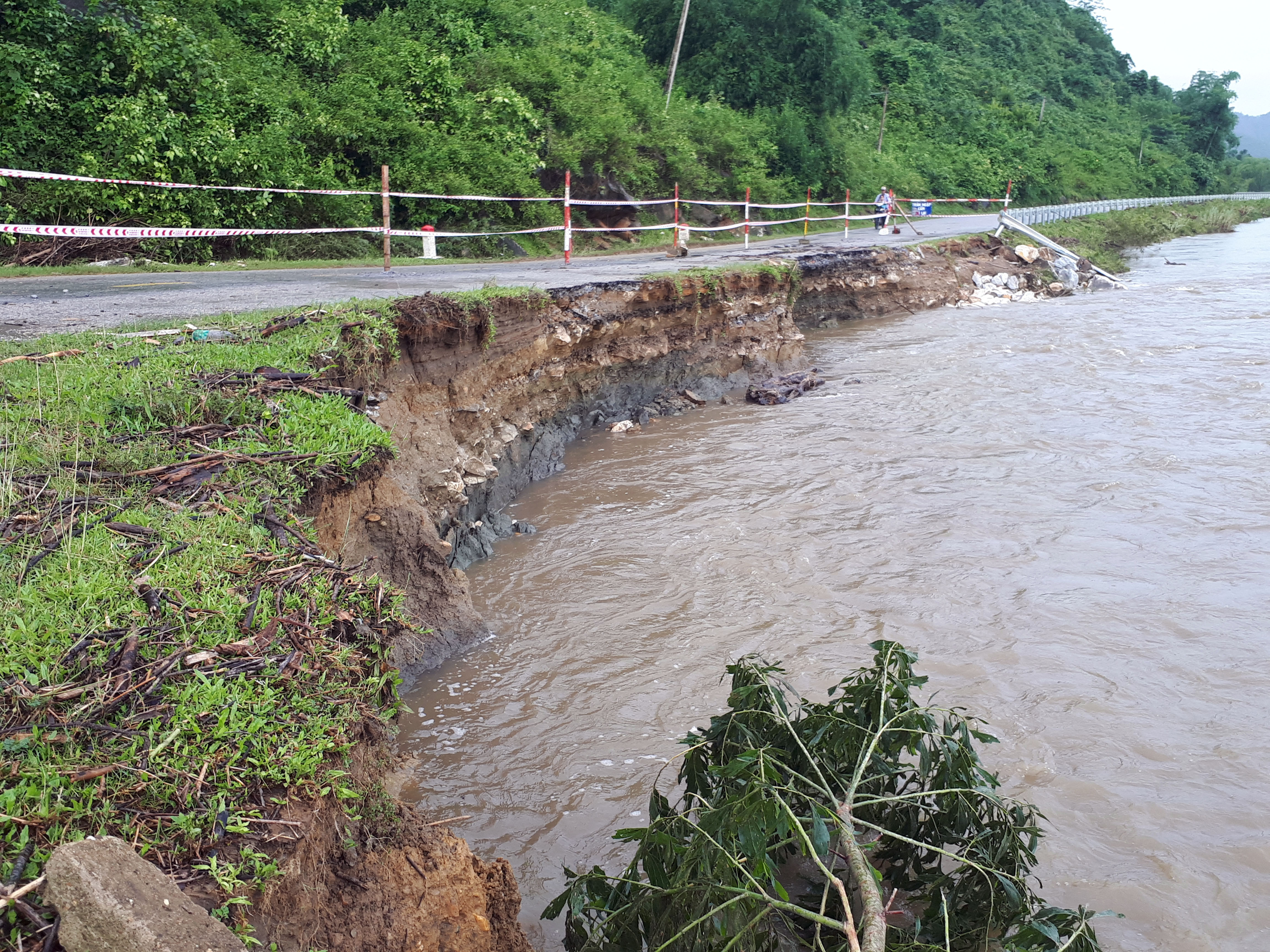 QL 48D thuộc km 112 + 400, đoạn qua bản Mường Ham, xã Châu Cường huyện Quỳ Hợp bị hư hỏng gần 50 m đường và lan can do lũ từ sông Muồng gây ra trong cơn bão số 3.