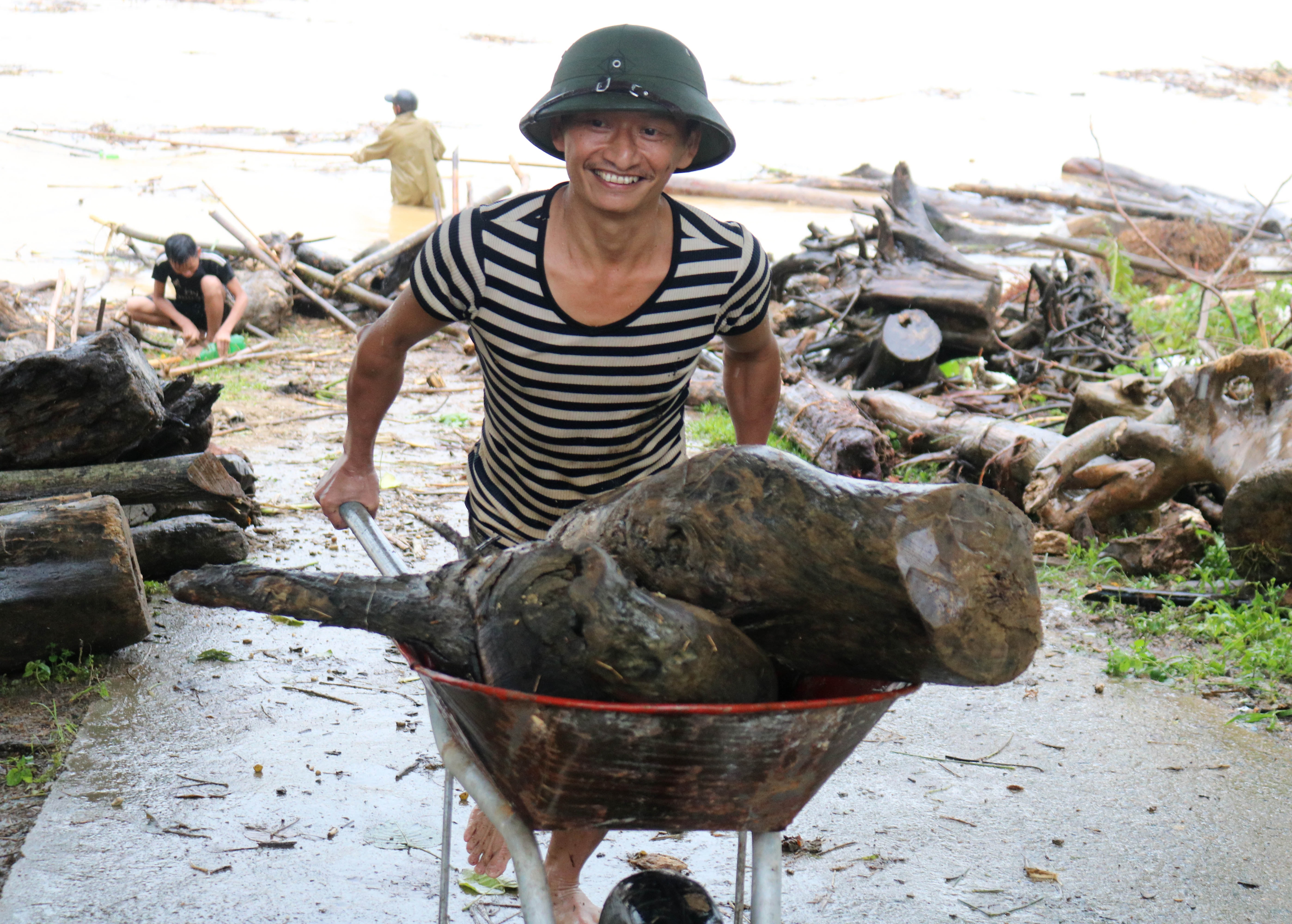 Ông Nguyễn Hữu Thuần xóm trưởng xóm 9, xã Thanh An cho biết: Ngày xưa, khi người dân ở đây chưa dùng điện, ga để nấu, mỗi lần “hối” sông Lam, người đi vớt củi đông lắm, chật cả bến sông. 