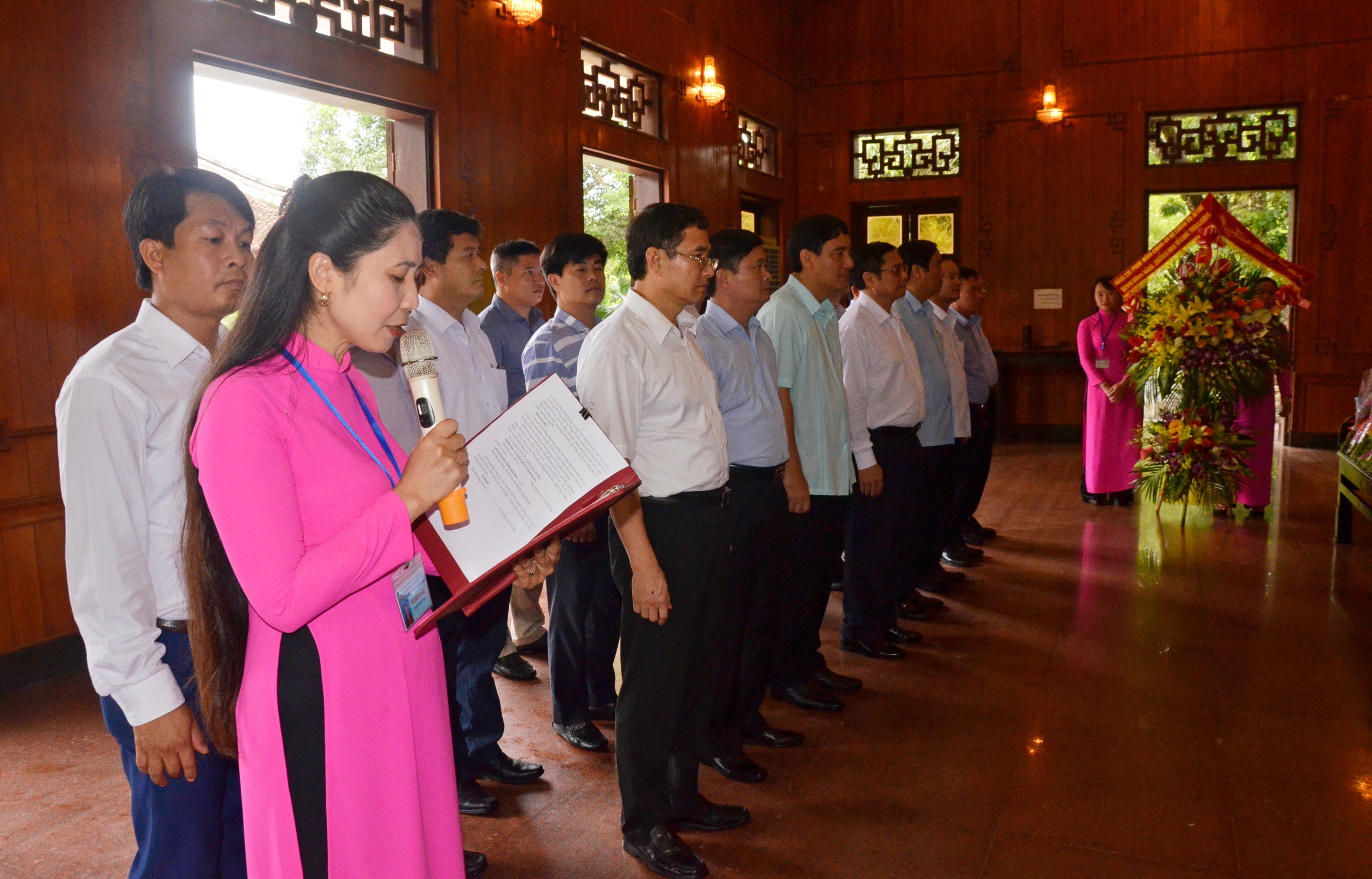 Đoàn đại biểu tưởng niệm Chủ tịch Hồ Chí Minh. Ảnh Thanh Lê