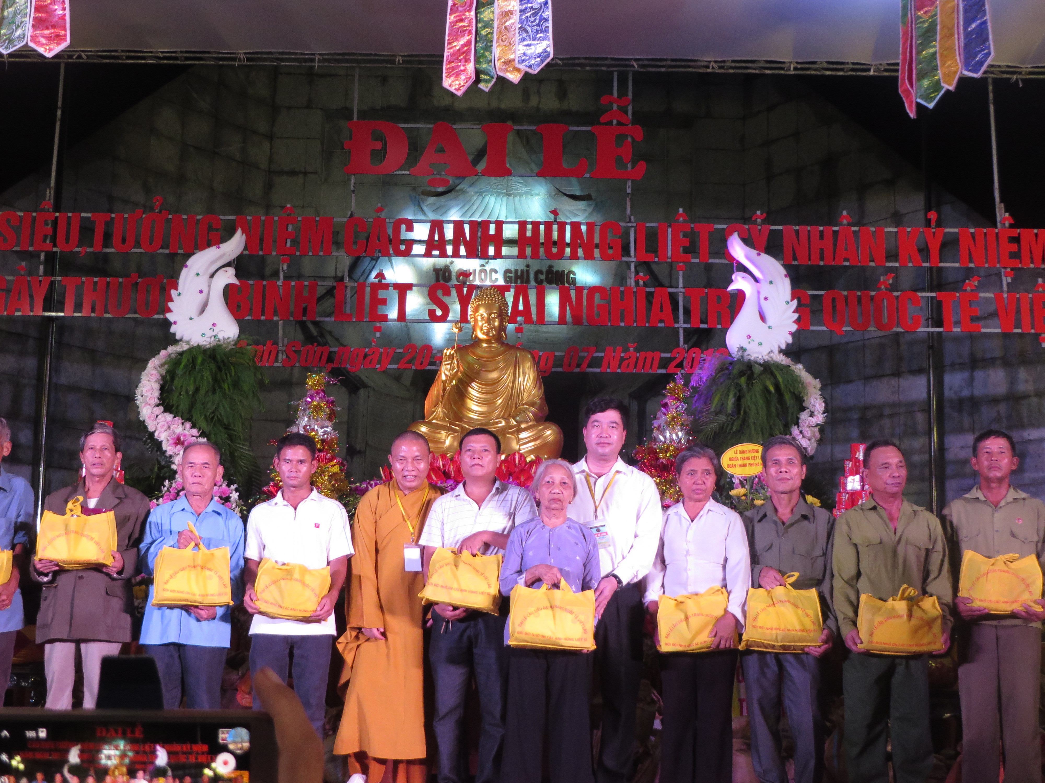 Ban tổ chức Đại lễ cầu siêu tại nghĩa trang việt Lào 2018 trao 20 suất quà cho gia đình chính sách, thương binh, bệnh binh và người có công với cách mạng. Ảnh: Thanh Mai