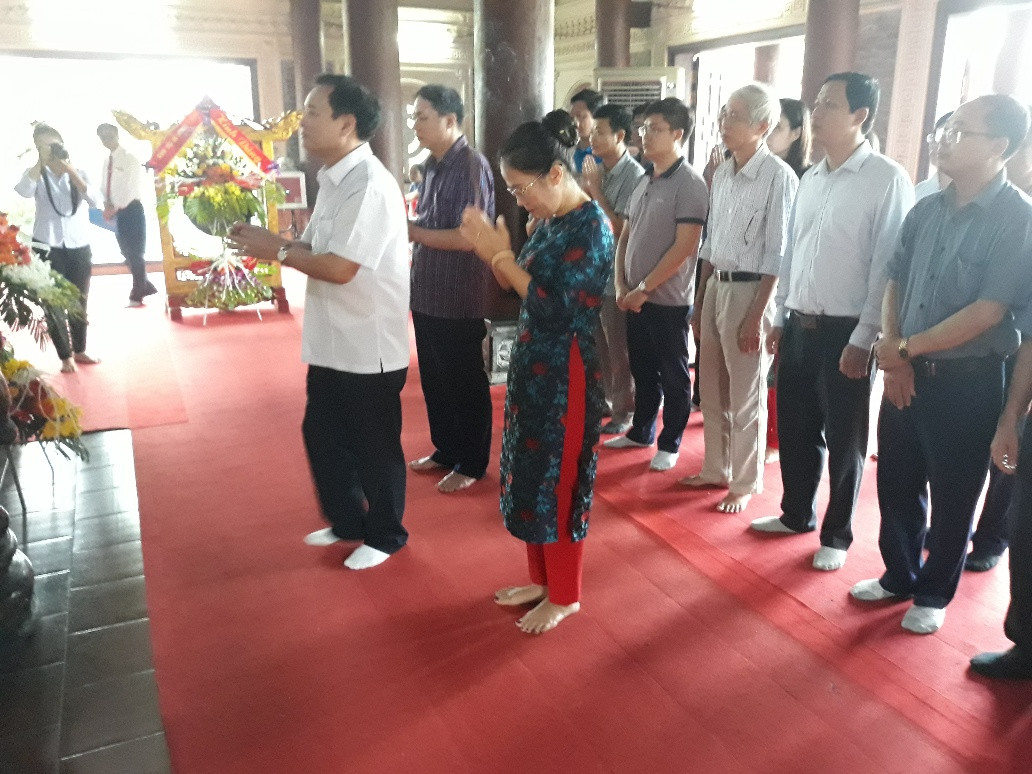 Các đại biểu dâng hoa, dâng hương tại nghĩa trang quốc tế Việt - Lào