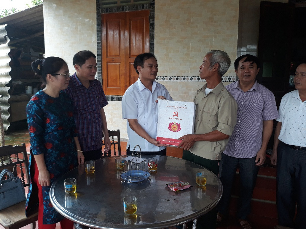 Đồng chí Hồ Phúc Hợp - Ủy viên BTV, Trưởng Ban Tổ chức Tỉnh ủy tặng quà cho anh Lê Huy Điều