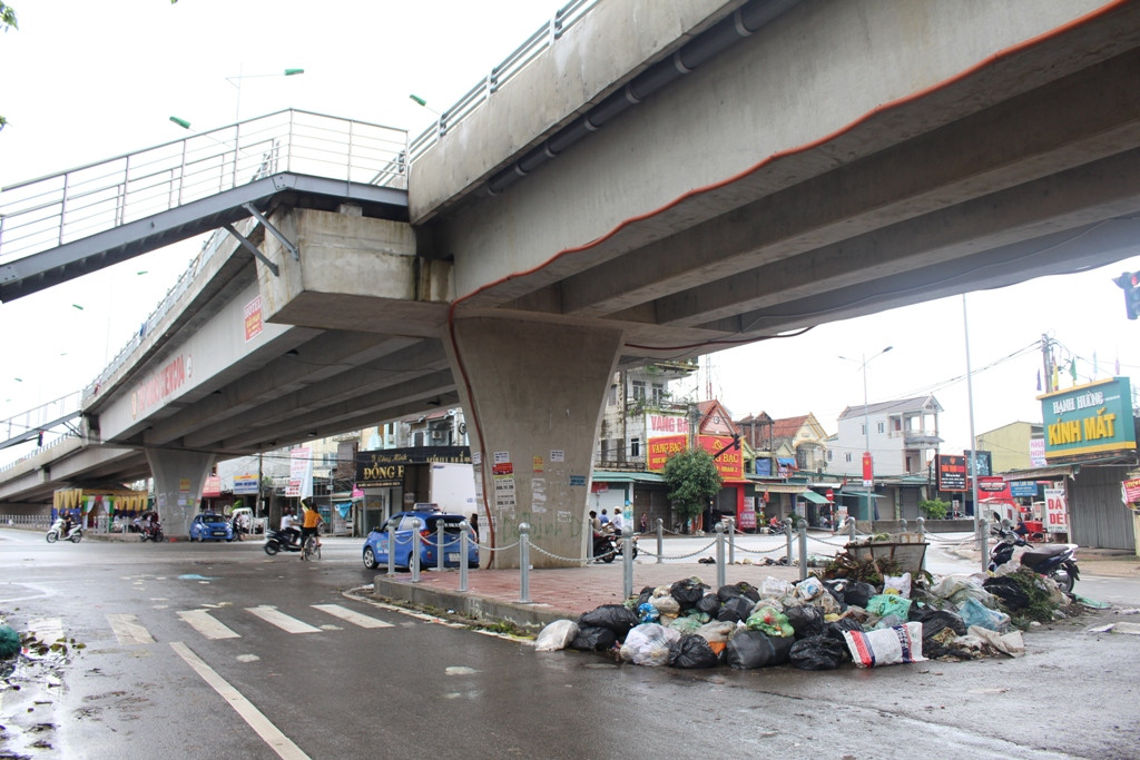 Dưới chân gầm cầu vượt, đoạn qua ngã tư thị trấn Cầu Giát bỗng trở thành nơi tập kết rác thải.