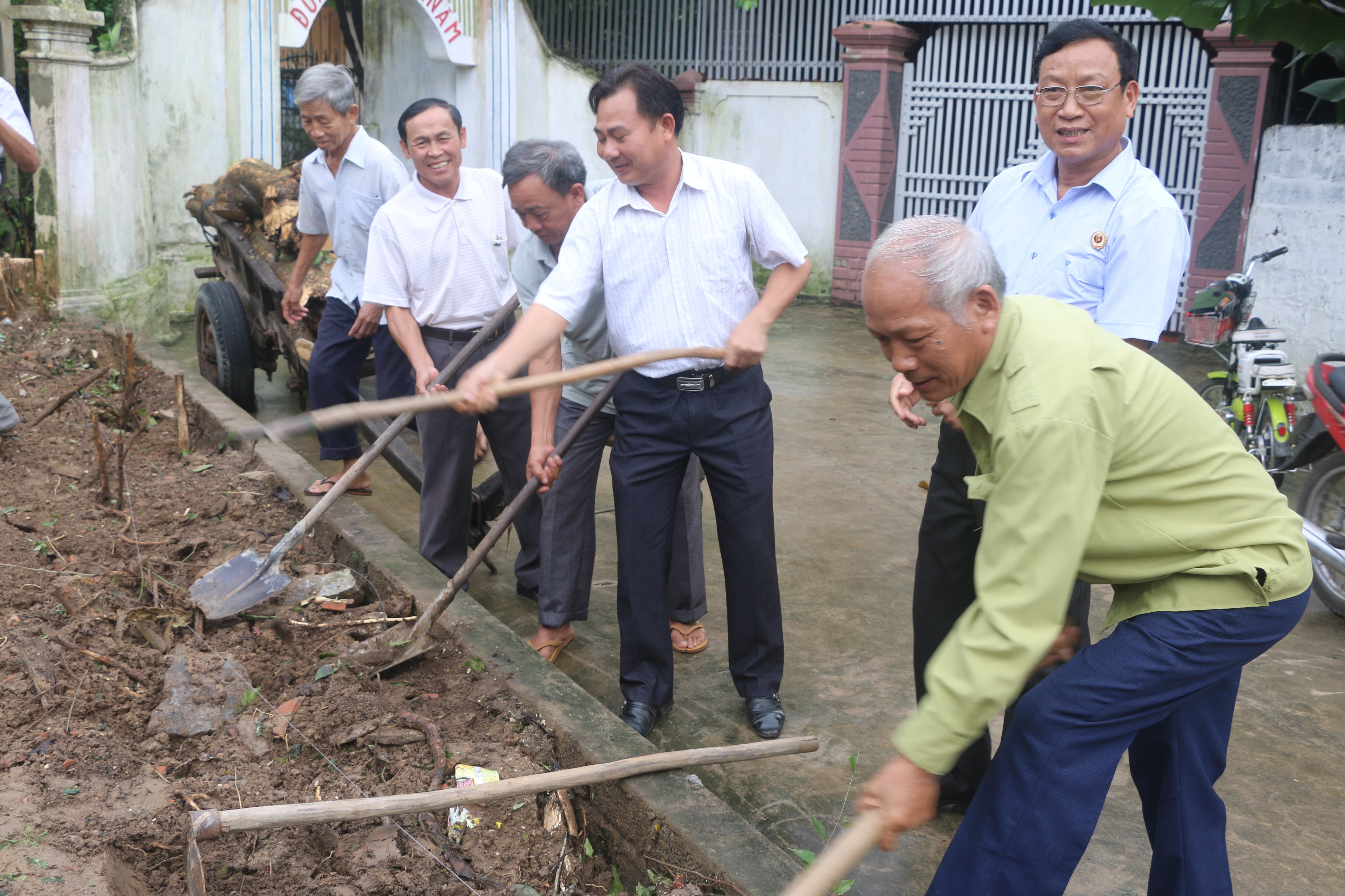 Xây dựng nhà tình nghĩa ở Đô Lương. Ảnh: Hữu Hoàn