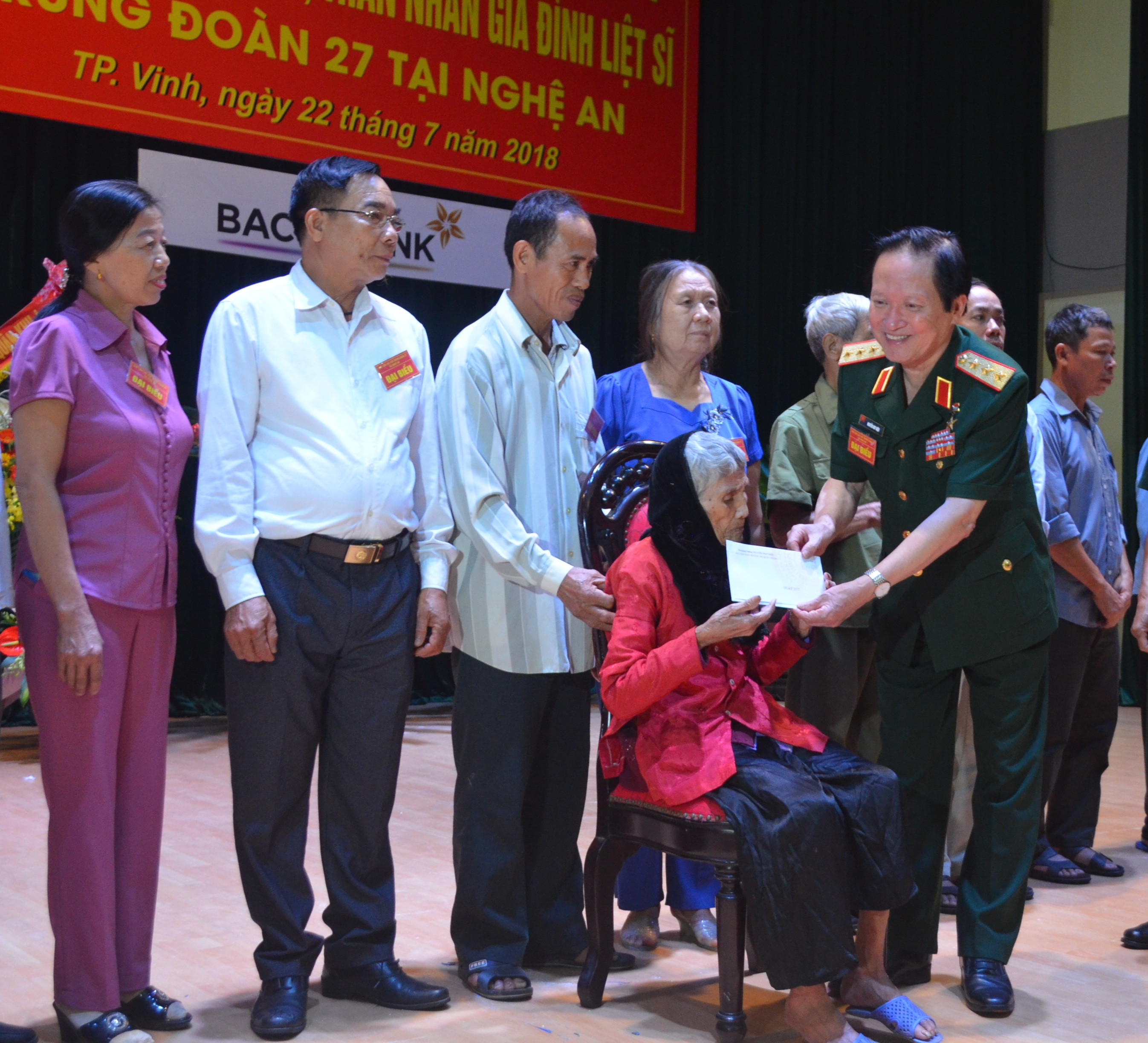 Thượng tướng Nguyễn Huy Hiệu trao quà cho Mẹ Việt Nam Anh hùng. Ảnh: Hải Thượng