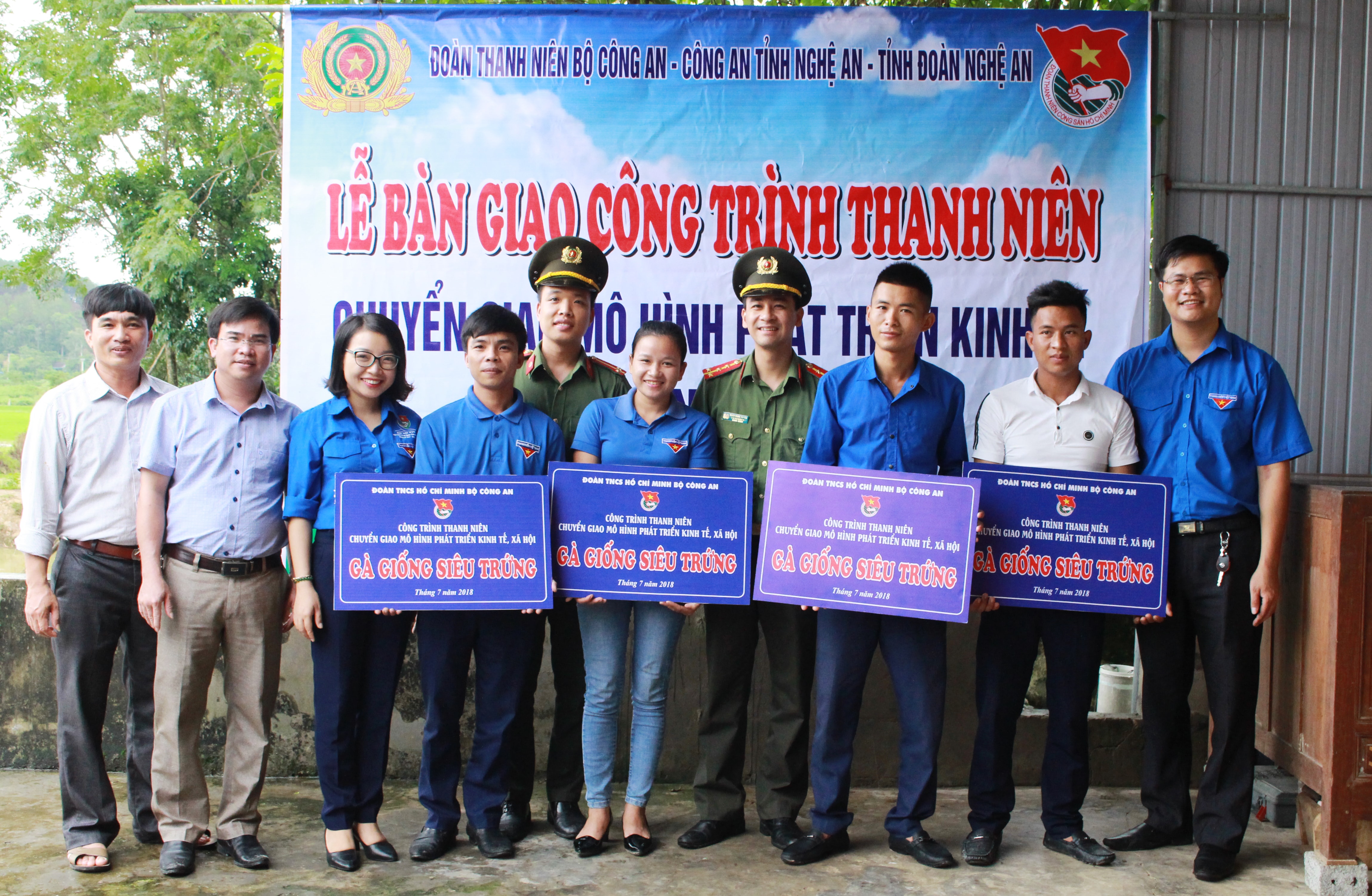 Đoàn thanh niên Bộ Công an, Công an tỉnh Nghệ An, Tỉnh đoàn Nghệ An phối hợp tổ chức chuyển giao công trình thanh niên với 1.000 con già giống siêu trứng cho 4 mô hình phát triển kinh tế của thanh niên tại xã Mỹ Sơn huyện Đô Lương. Ảnh: Phương Thúy