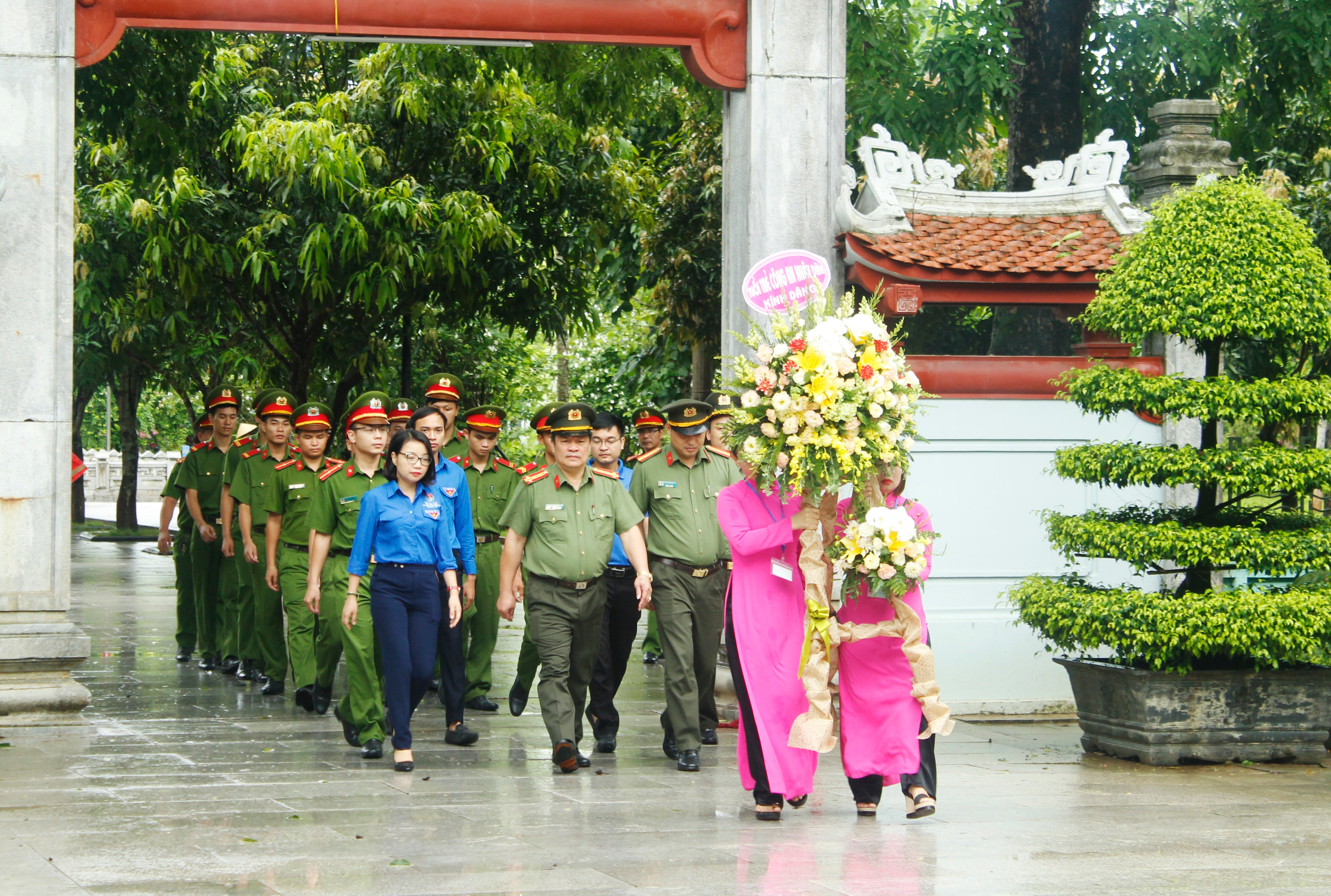 đến dâng hoa, dâng hương tưởng niệm Chủ tịch Hồ Chí Minh tại Khu Di tích Kim Liên (Nam Đàn), Khu di tích Cố Bộ trưởng Bộ Công an Trần Quốc Hoàn và tưởng niệm các Anh hùng liệt sỹ tại Khu Di tích lịch sử Truông Bồn (Đô Lương).