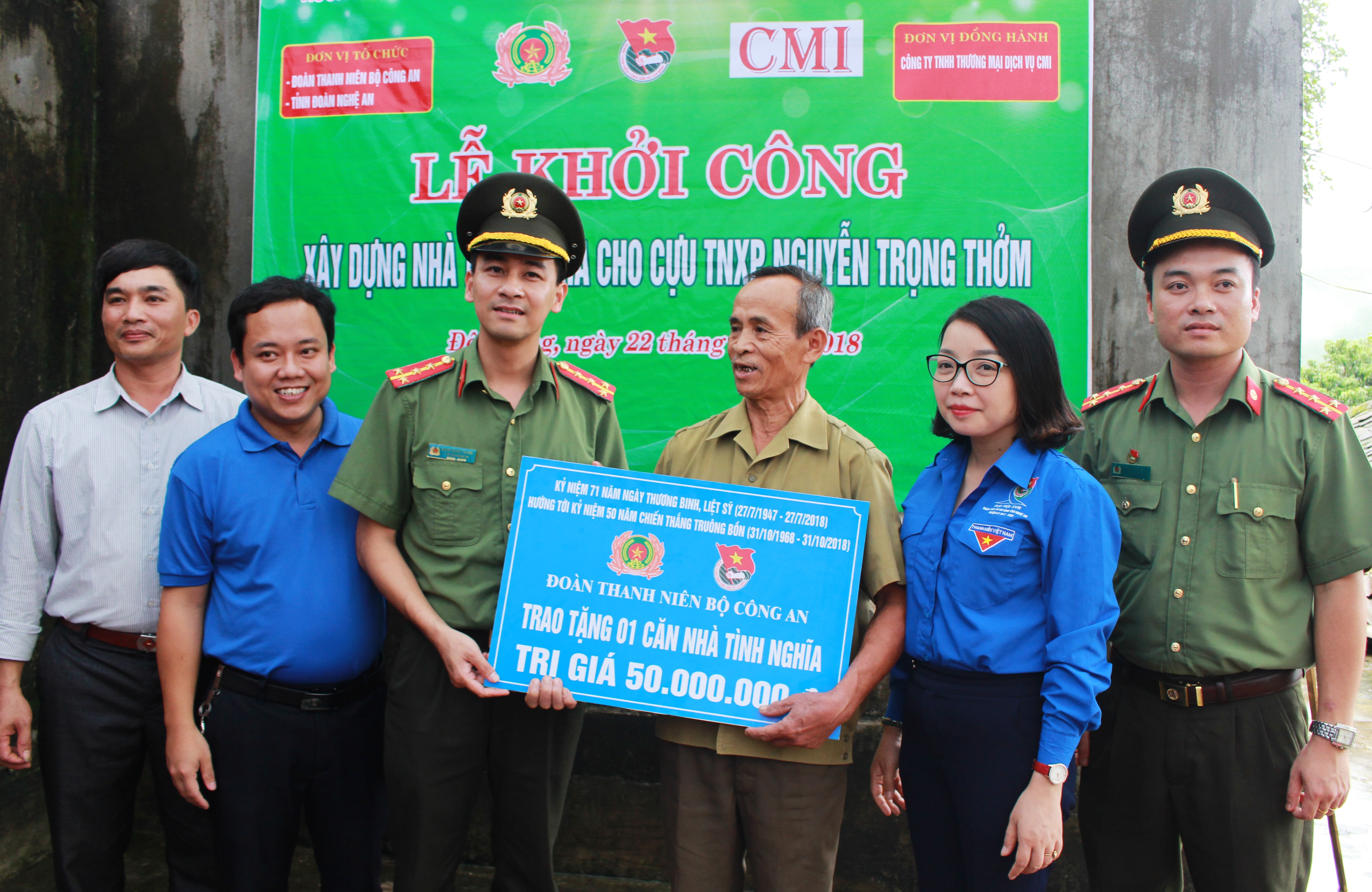 Ban tổ chức đã hỗ trợ xây dựng 01 ngôi nhà tình nghĩa cho cựu Thanh niên xung phong có hoàn cảnh khó khăn tại xóm 9, xã Mỹ Sơn huyện Đô Lương và đã đến tham dự  lễ khởi công, trao tặng số tiền mặt trị giát 50 triệu đồng. Ảnh: Phương Thúy