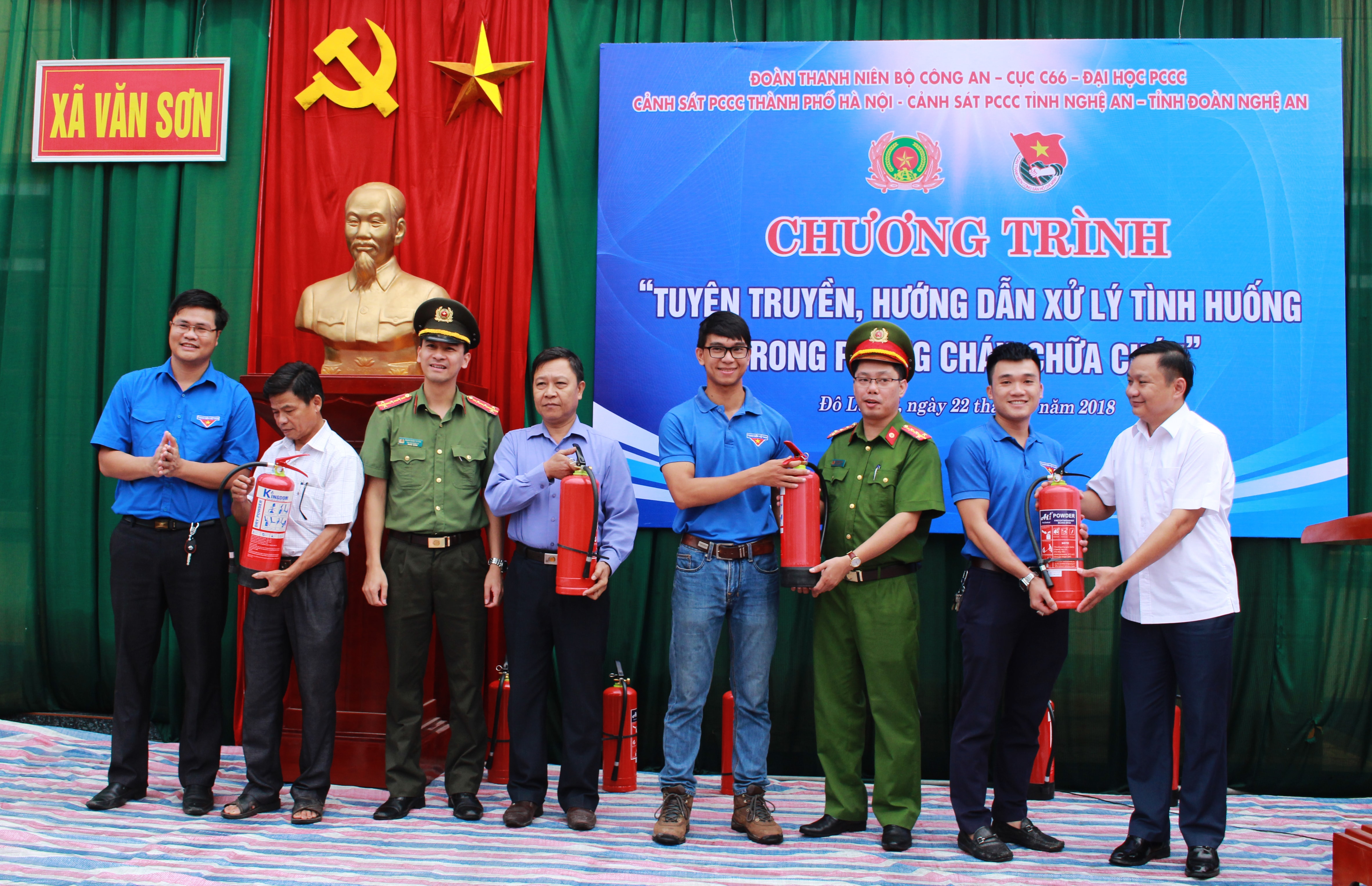 Ban tổ chức đã tặng 10 bình cứu hỏa đạt chuẩn cho Ủy ban xã Văn Sơn, Trung tâm thương mại, Trung tâm chính trị huyện, Các cơ quan khối dân và 10 bình cứu hỏa đạt chuẩn cho Huyện đoàn Đô Lương. Ảnh: Phương Thúy 