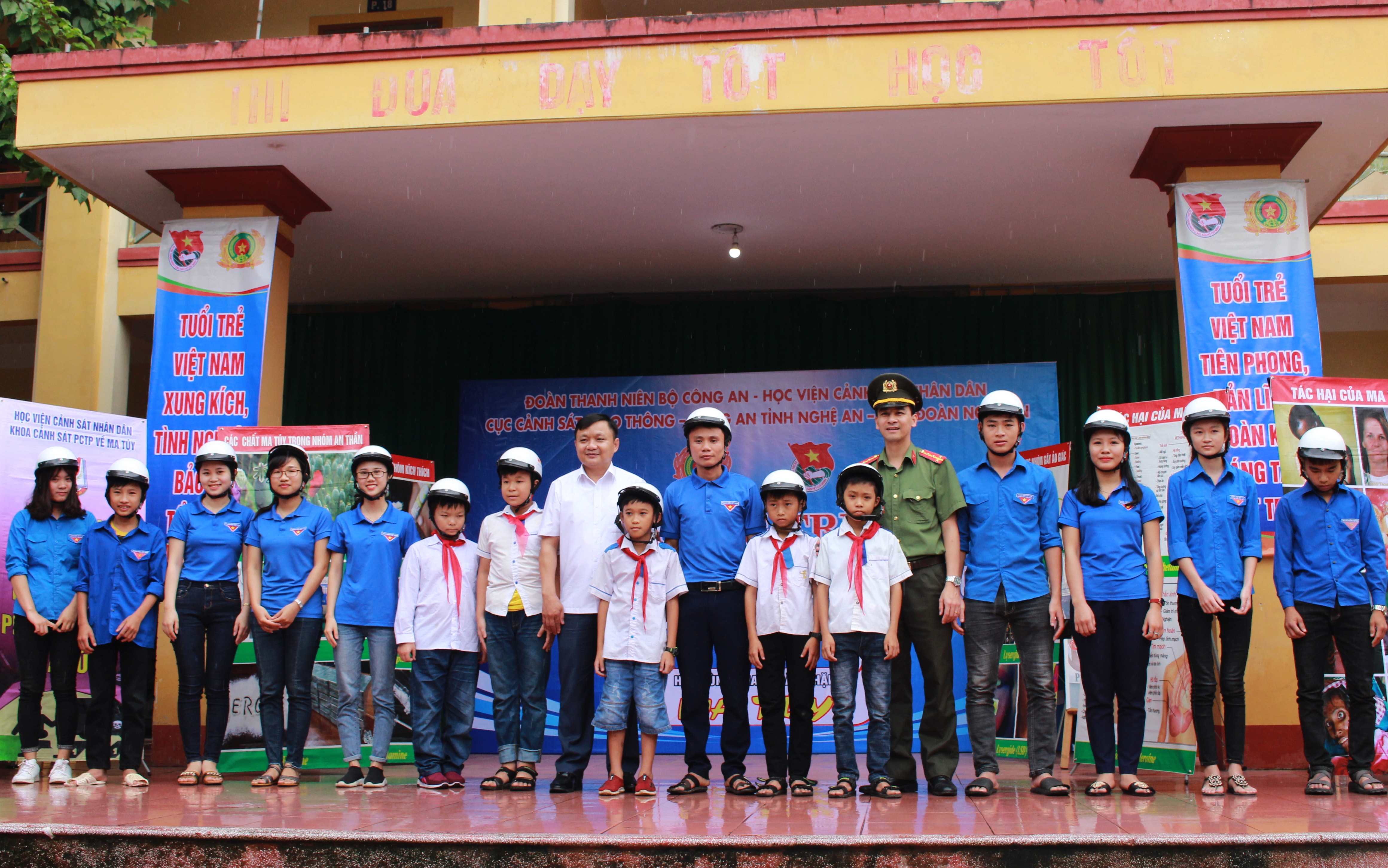 Hoạt động tuyên truyền an toàn giao thông, tuyên truyền phòng, chống ma túy học đường và tặng 30 mũ bảo hiểm cho bà con nhân dân, học sinh trên địa bàn tại Trung tâm Bồi dưỡng Chính trị Thị trấn huyện Đô Lương. Ảnh: Phương Thúy