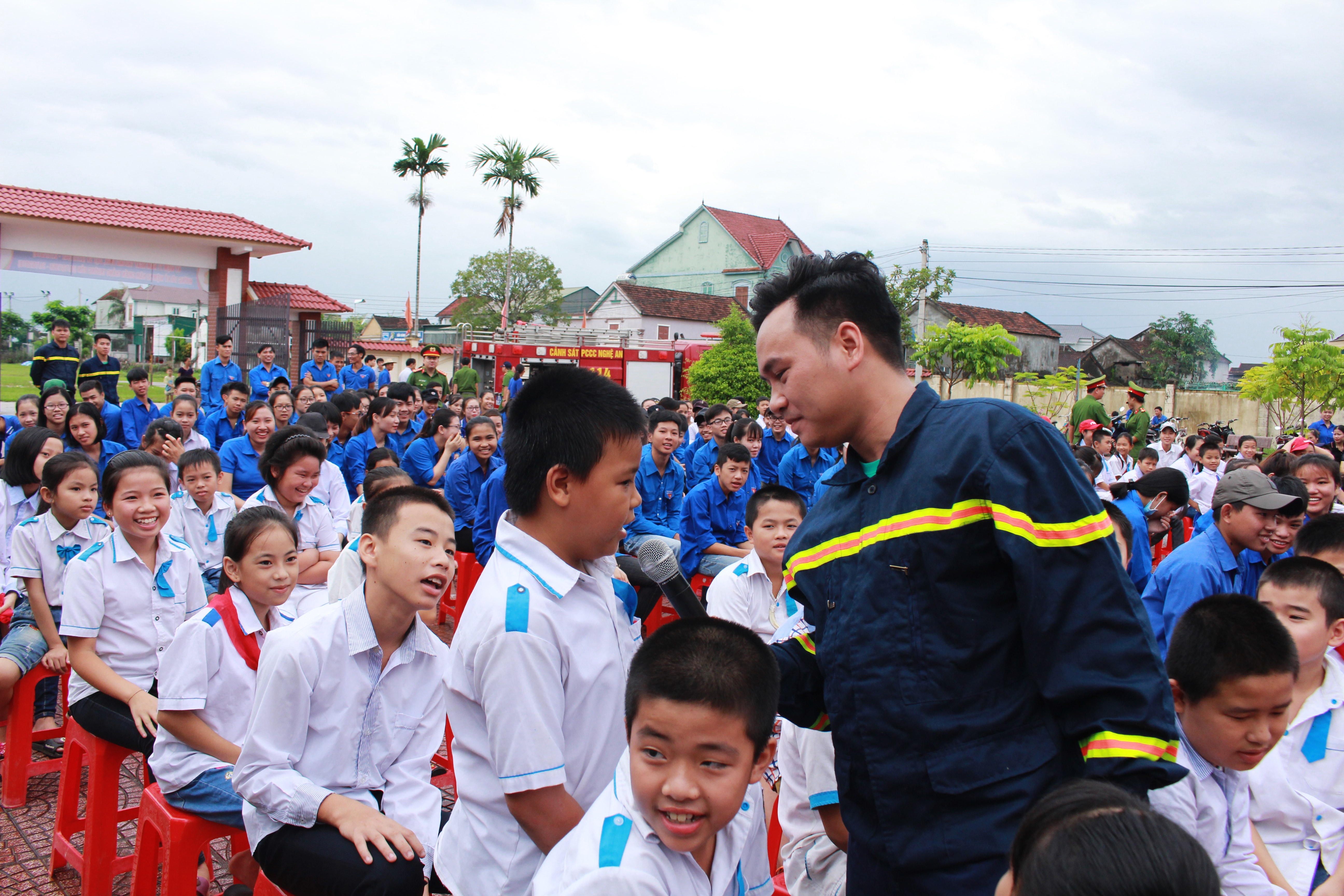 Hoạt động tập huấn “Tuyên truyền, hướng dẫn xử lý tình huống trong phòng cháy chữa cháy” thu hút đông đảo người dân, đoàn viên thanh niên xã Văn Sơn, huyện Đô Lương. Ảnh: Phương Thúy