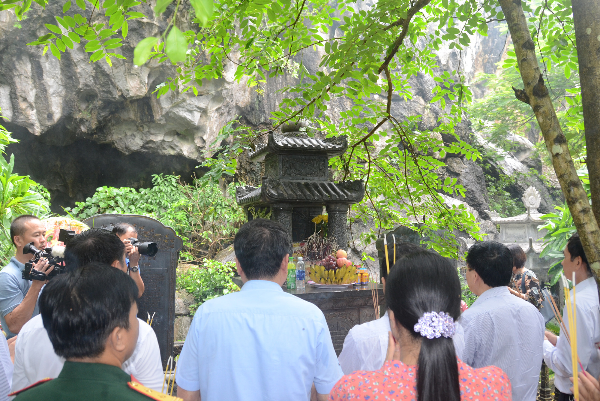 Dâng hương tại Di tích lịch sử Hang Hỏa Tiễn, thị xã Hoàng Mai. Ảnh: Thành Chung