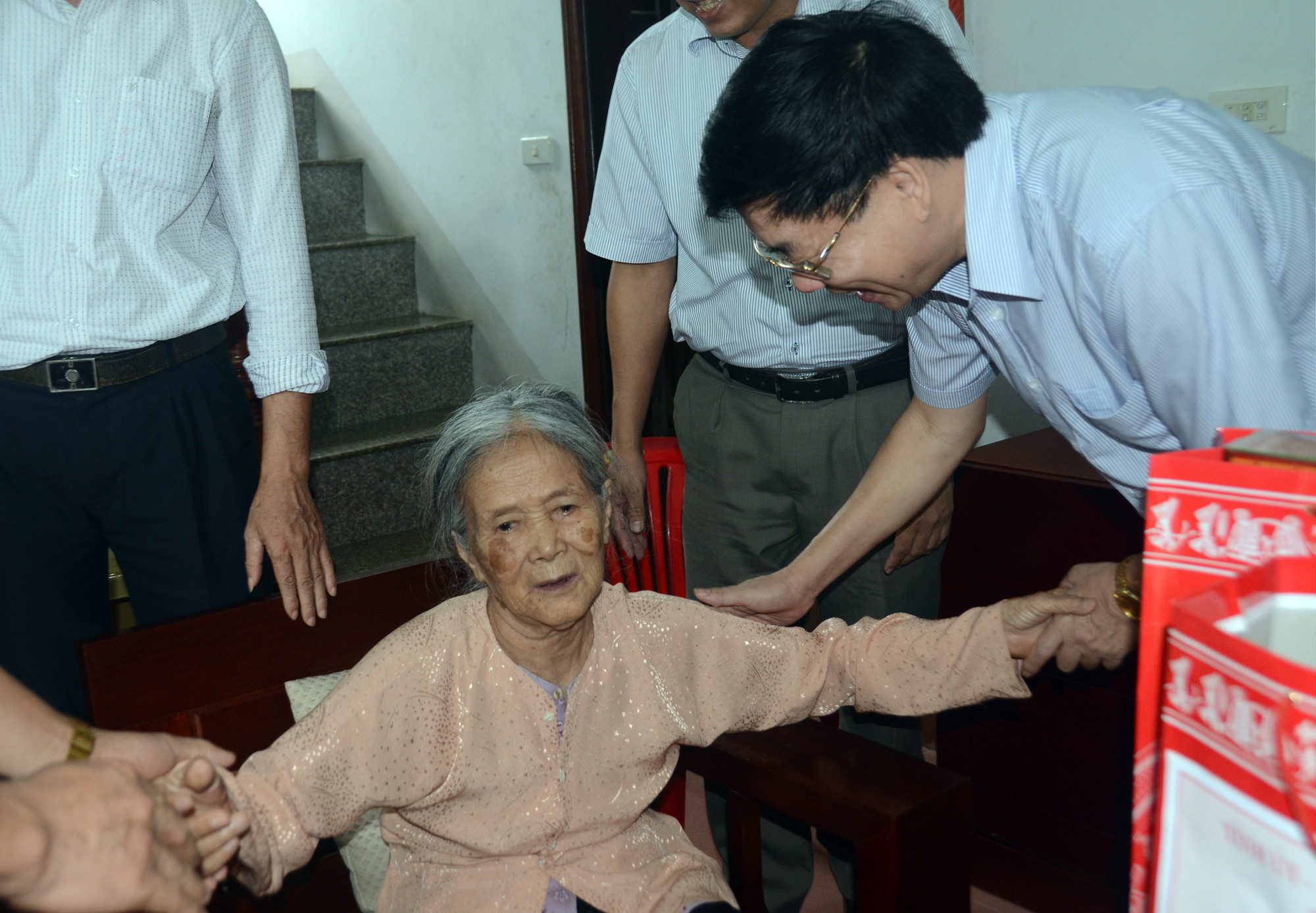 Đoàn Công tác tỉnh Nghệ An thăm hỏi, động viên Bà Mẹ Việt Nam Anh Hùng Hồ Thị Mai, ở xã Quỳnh Hậu, huyện Quỳnh Lưu. Ảnh: Thành Chung