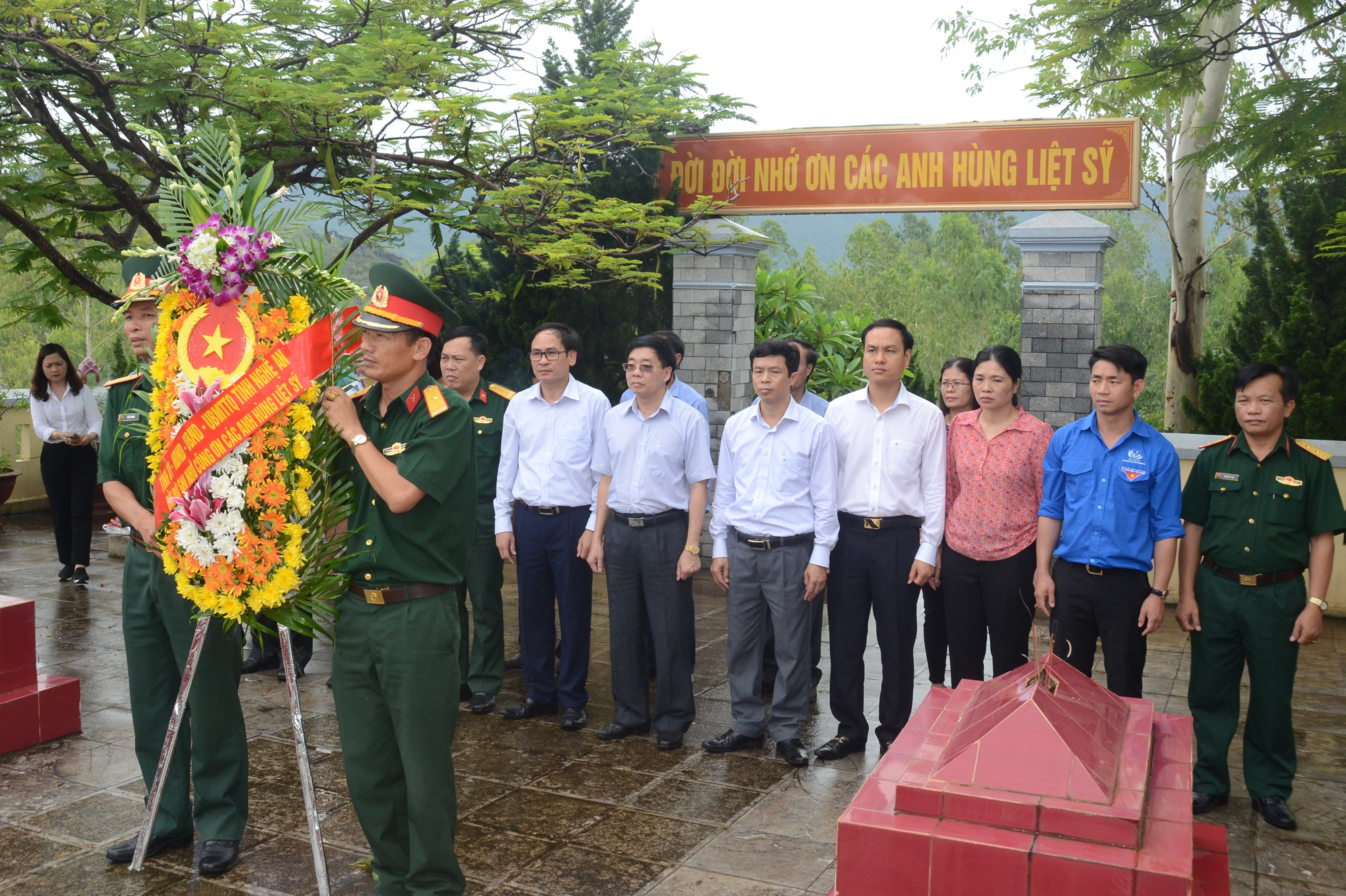 Đoàn công tác dâng hương, hoa tưởng nhớ các anh hùng liệt sĩ ở Nghĩa trang Đường Sắt. Ảnh: Thành Chung