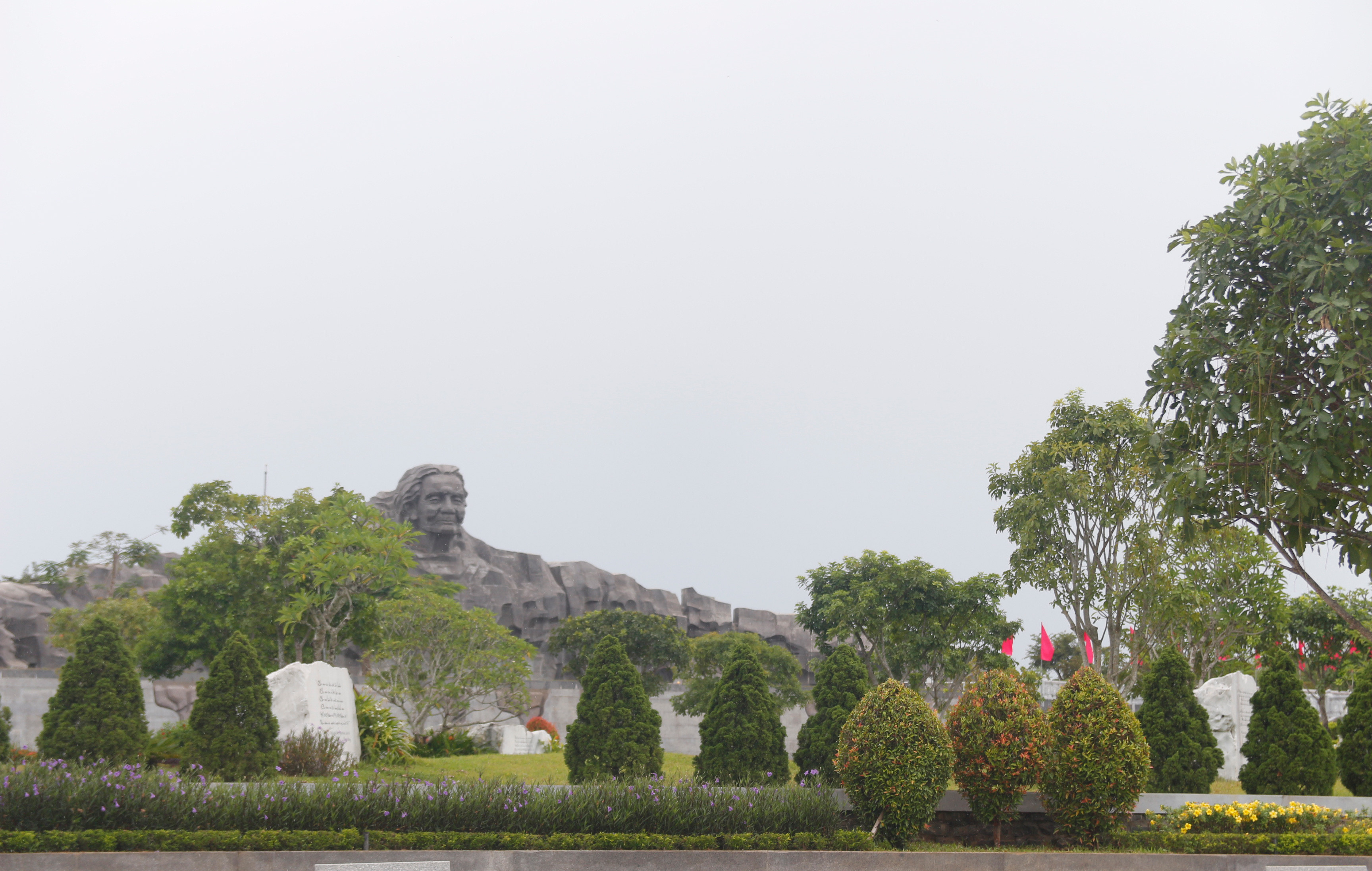 Tượng đài mẹ Việt Nam anh hùng được xây dựng trên đỉnh núi Cấm, thôn Phú Thạnh, xã Tam Phú, thành phố Tam Kỳ, tỉnh Quảng Nam. Ảnh: Phương Anh
