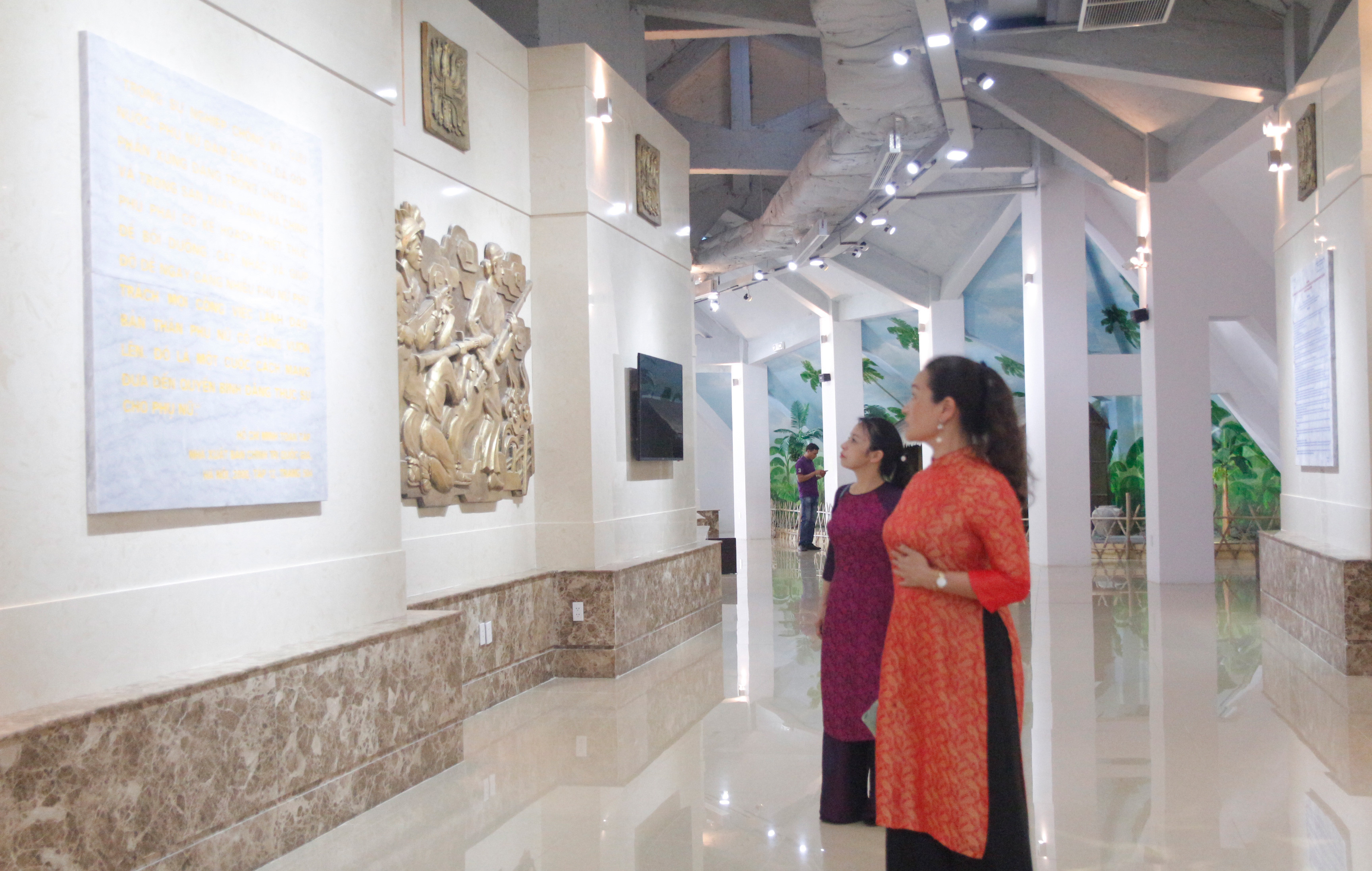 Đoàn cũng đã tham quan bảo tàng Mẹ Việt Nam Anh hùng nơi lưu giữ những hình ảnh, kỷ vật của các bà Mẹ Việt Nam Anh hùng trên khắp cả nước. Ảnh: Phương Anh.