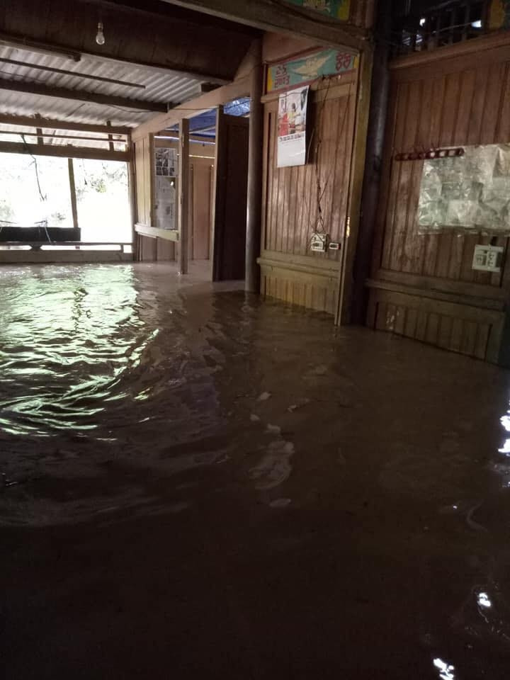 Ngôi nhà sàn ở bản Xằng Trên, xã Mỹ Lý, bị ngập sâu trong nước. Ảnh: Lữ Phú