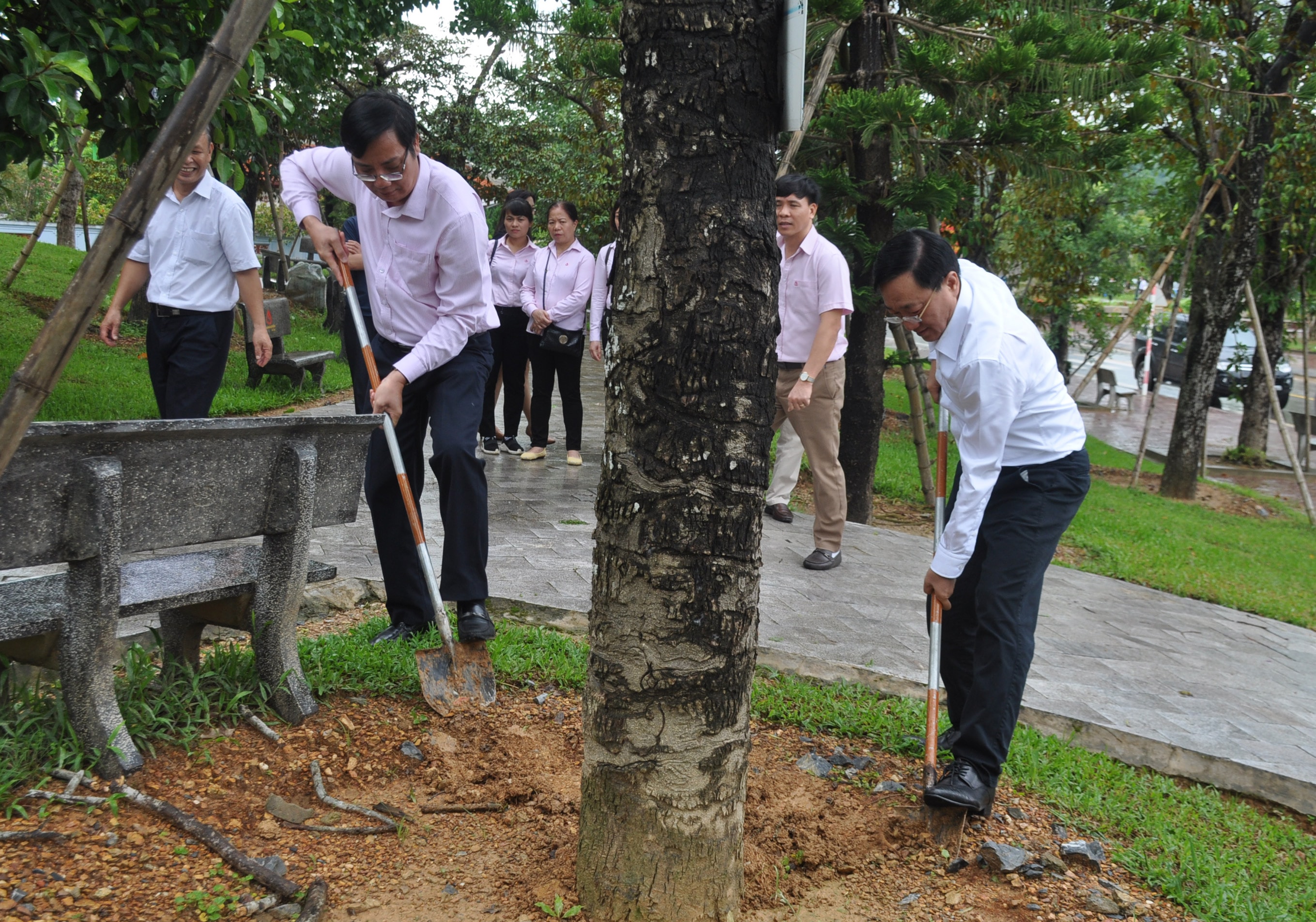 Trồng cây lưu niệm tại khuôn viên Khu di tích lịch sử Truông Bồn. Ảnh: Thu Huyền