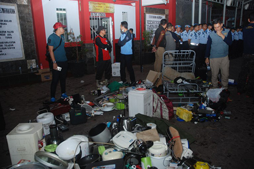 Giới chức Indonesia đứng cạnh các tang vật thu được tù nhà tùSukamiskin hôm qua. Ảnh: AFP