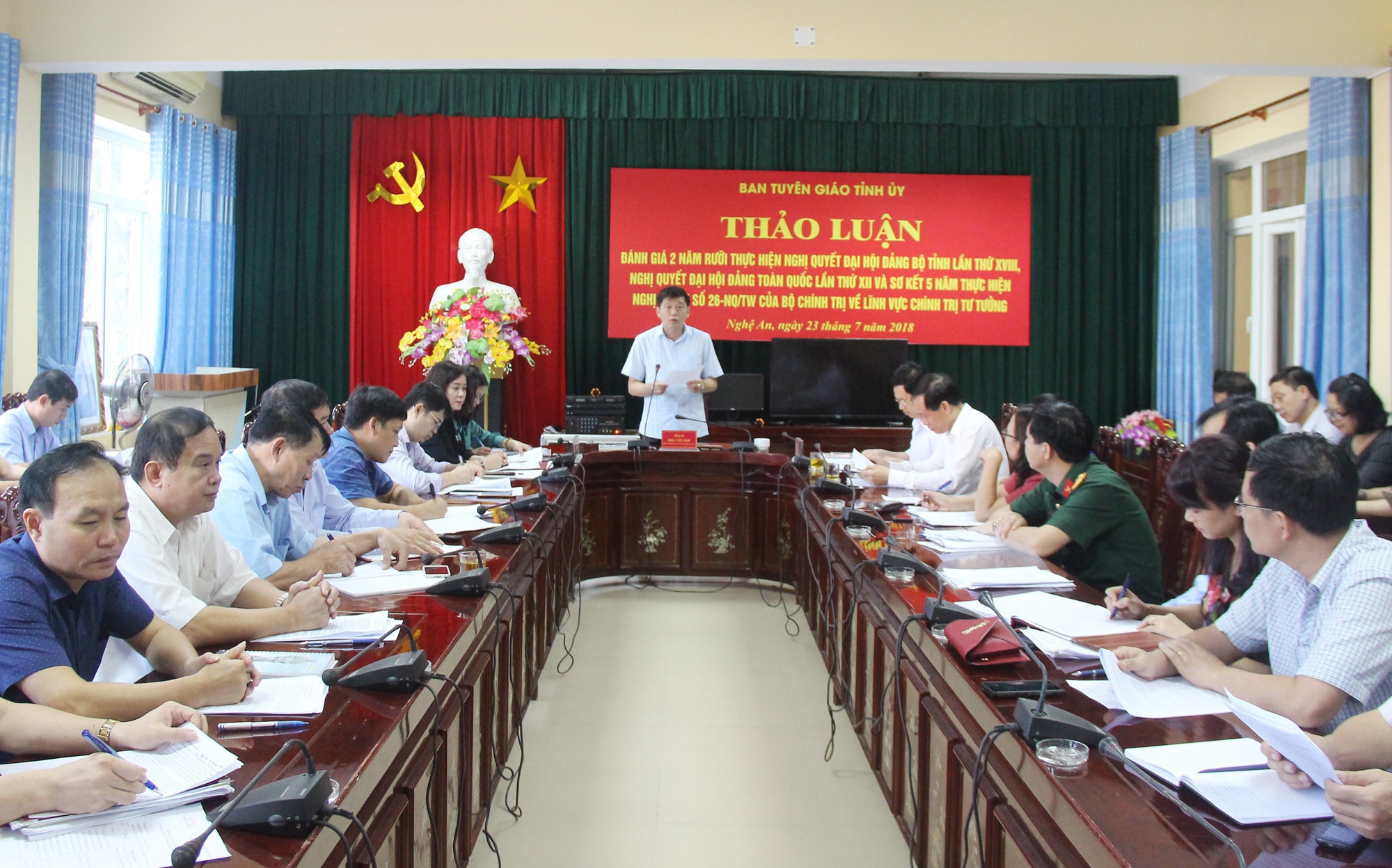 Phó trưởng ban Tuyên giáo Tỉnh ủy Kha Văn Tám chủ trì cuộc họp. Đồng chí Nguyễn Xuân Sơn – Phó Bí thư Thường trực Tỉnh ủy, Chủ tịch HĐND tỉnh tham gia phiên thảo luận.