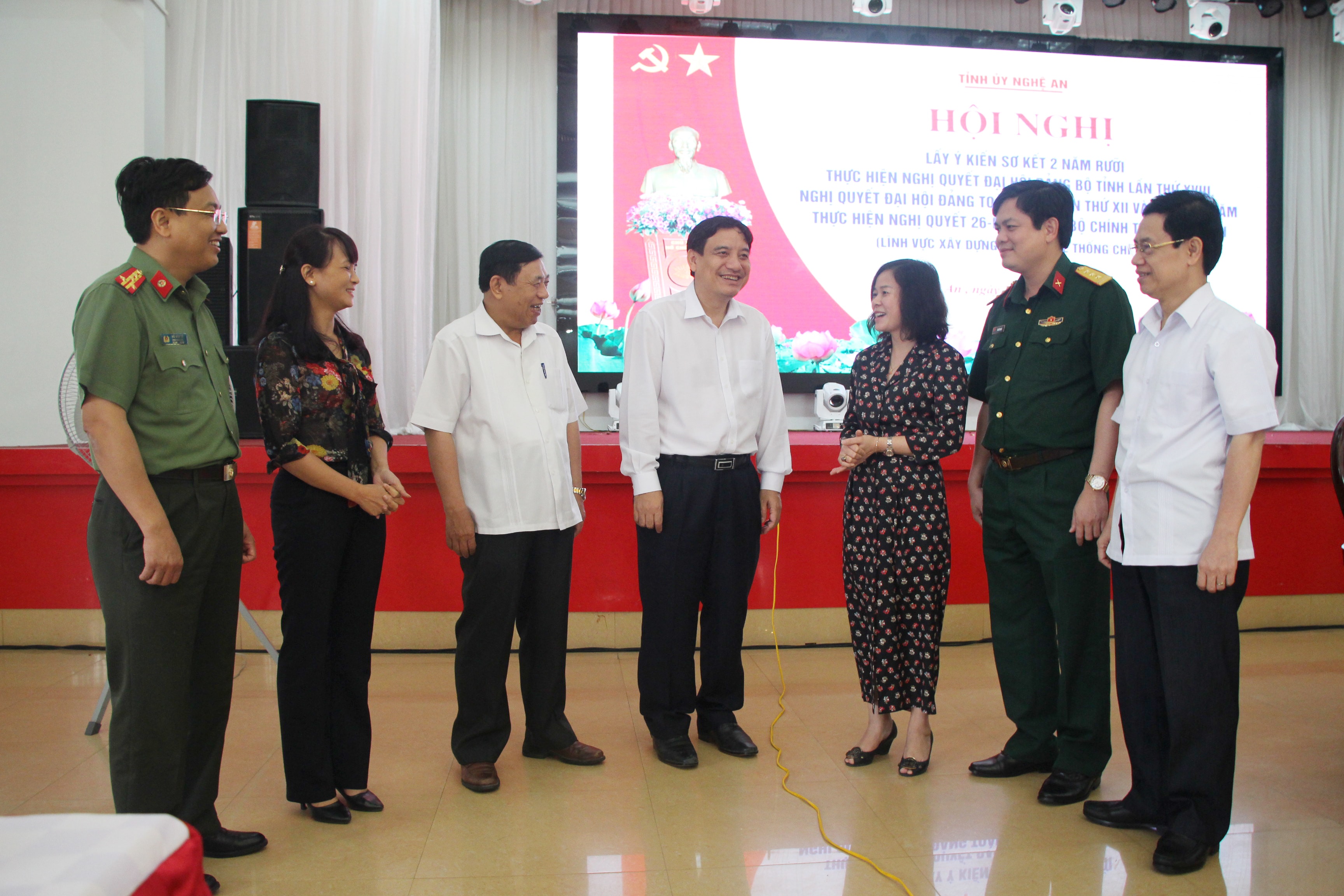 Các đại biểu trao đổi bên lề hội nghị. Ảnh: Đào Tuấn