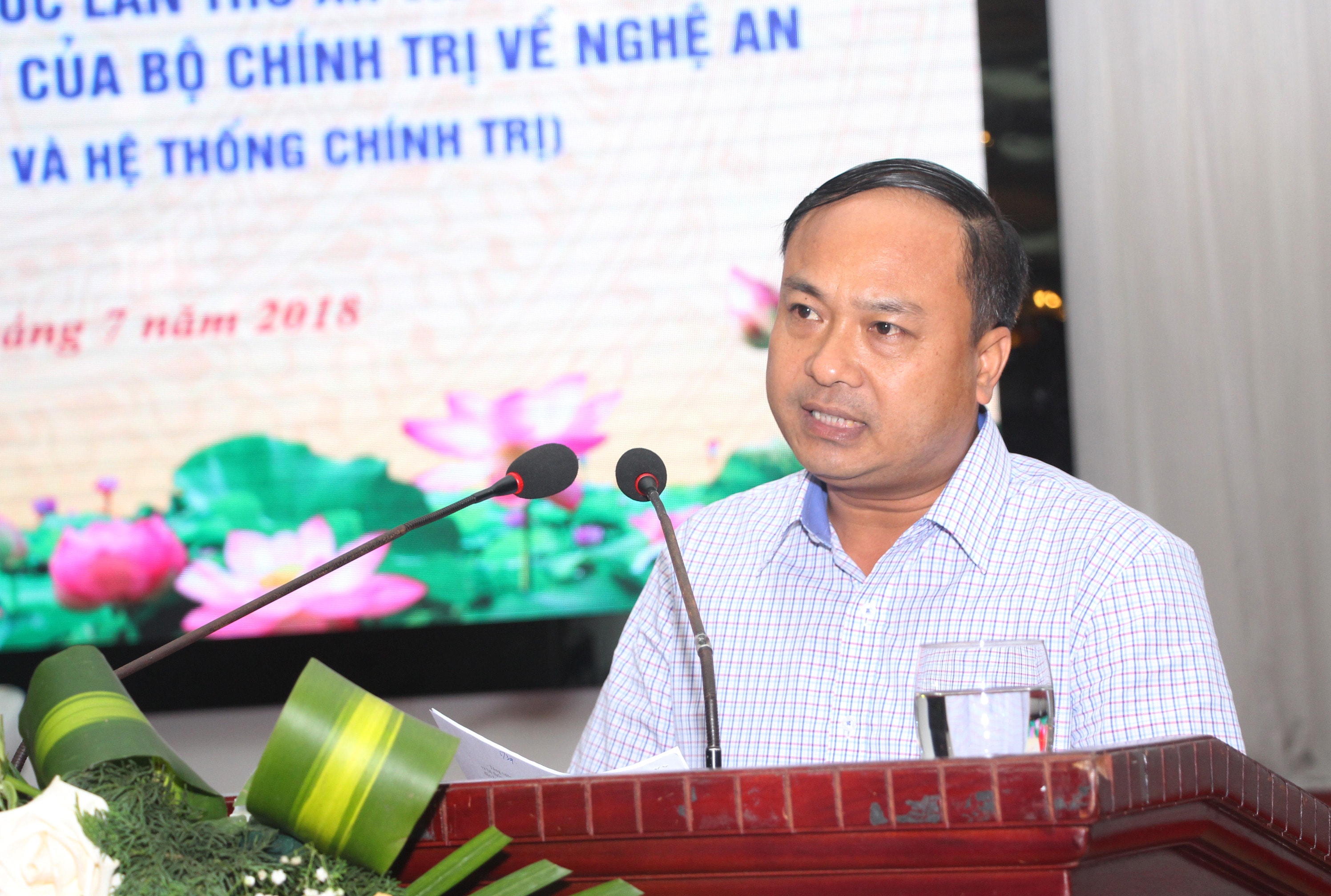 Phó Bí thư Thường trực Huyện ủy Yên Thành Nguyễn Viết Hưng nêu kinh nghiệm xây dưng hệ thống vùng đặc thù. Ảnh: Đào Tuấn