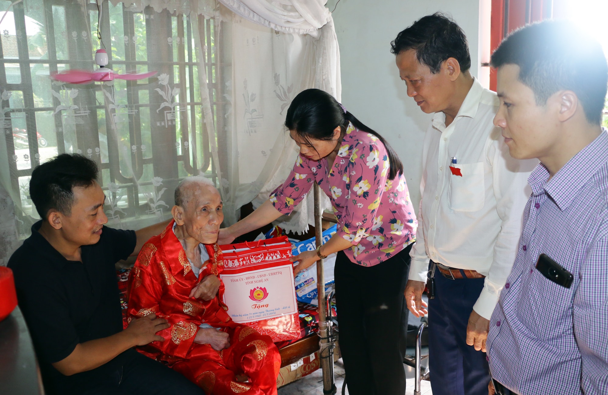 Tặng quà cho gia đình thương binh nặng Phan Văn Lan ở xã Hoa Thành huyện Yên Thành. Ảnh: Mỹ Hà.