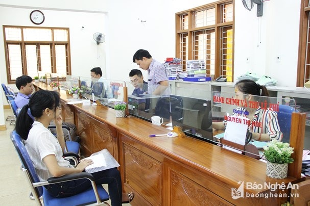 Cán bộ Sở KH&ĐT Giải quyết thủ tục hành chính cho doanh nghiệp tại Bộ phận tiếp nhận và trả kết quả. Ảnh tư liệu.
