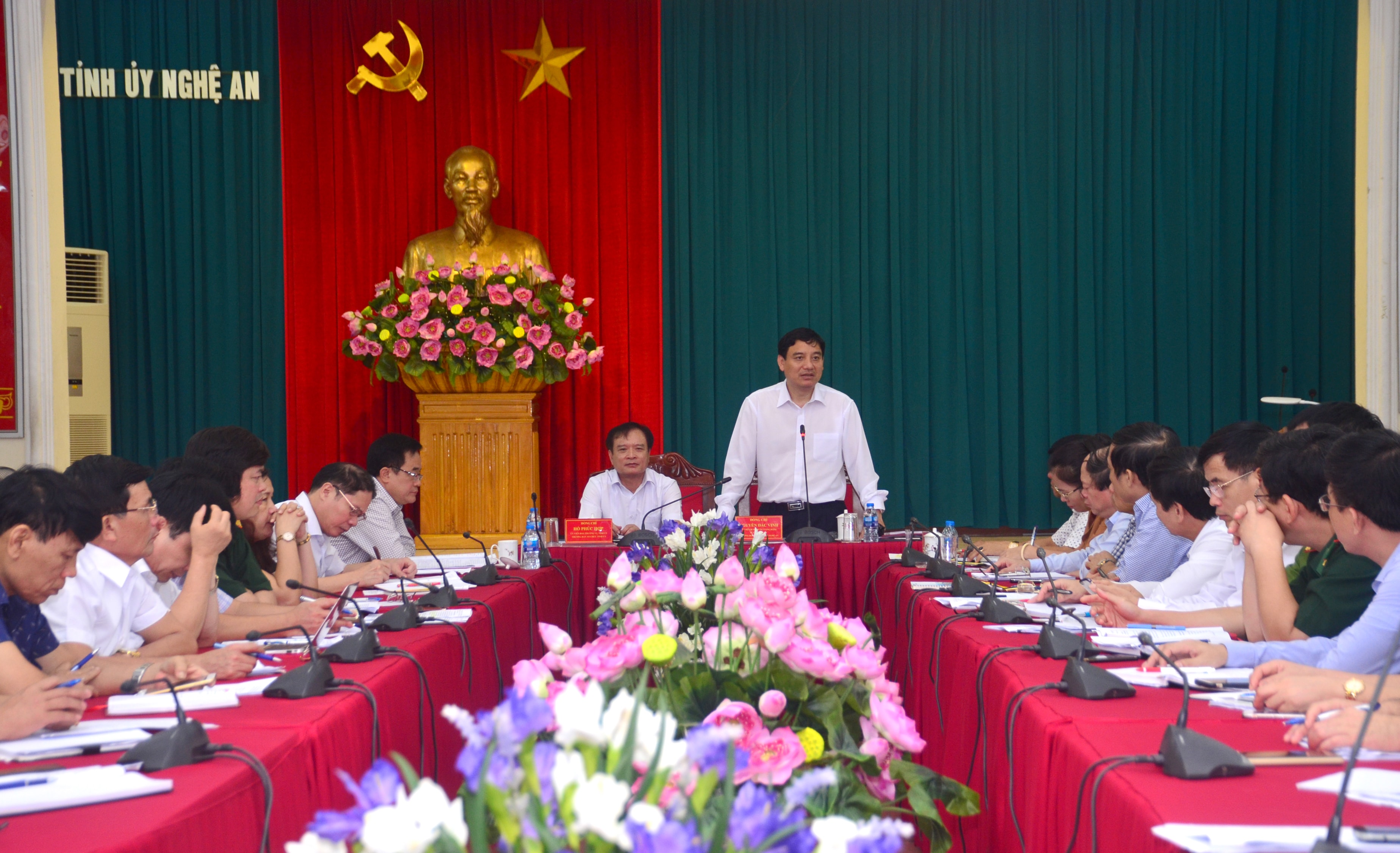 Bí thư Tỉnh ủy Nguyễn Đắc Vinh phát biểu tại cuộc làm việc. Ảnh: Thành Duy