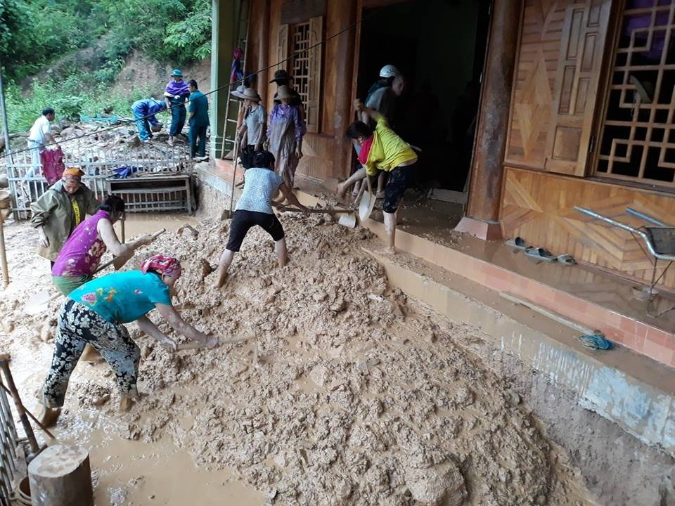 Chính quyền địa phương cùng nhân dân bản Xiêng Thù (xã Chiêu Lưu) giúp các hộ dân nạo vét đất đá, cứu nhà khỏi sập. Ảnh: Lữ Phú