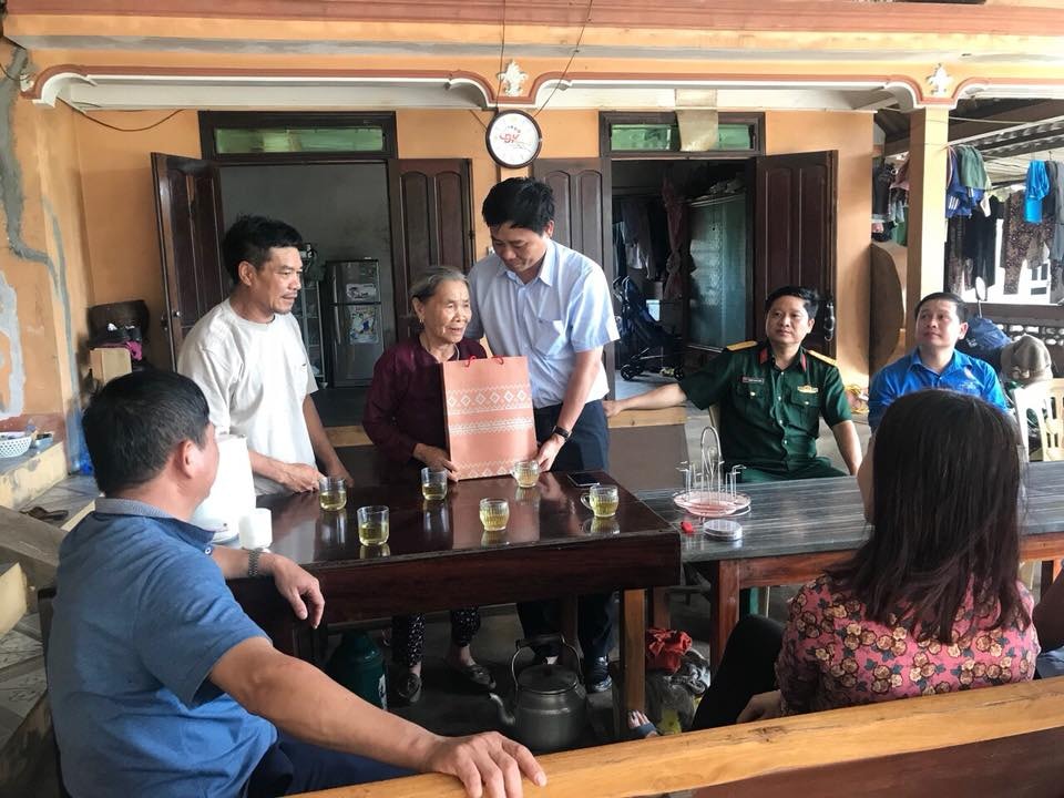 Đồng chí Hồ Lê Ngọc, tỉnh ủy viên, Bí thư huyện ủy Quỳ Hợp thăm, tặng quà cho mẹ Bùi Thị Vinh mẹ liệt sĩ  ở xóm Đồng Thuận xã Đồng Hợp, Quỳ Hợp